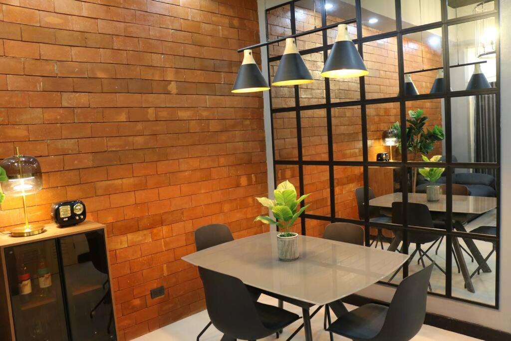 Kapitolyo Prisma Residential Condo TCPH21 - NYC Vibes Penthouse with KTV Pool and Balcony with City View Panorama 5 Min Drive to BGC St Lukes and Ortigas -
