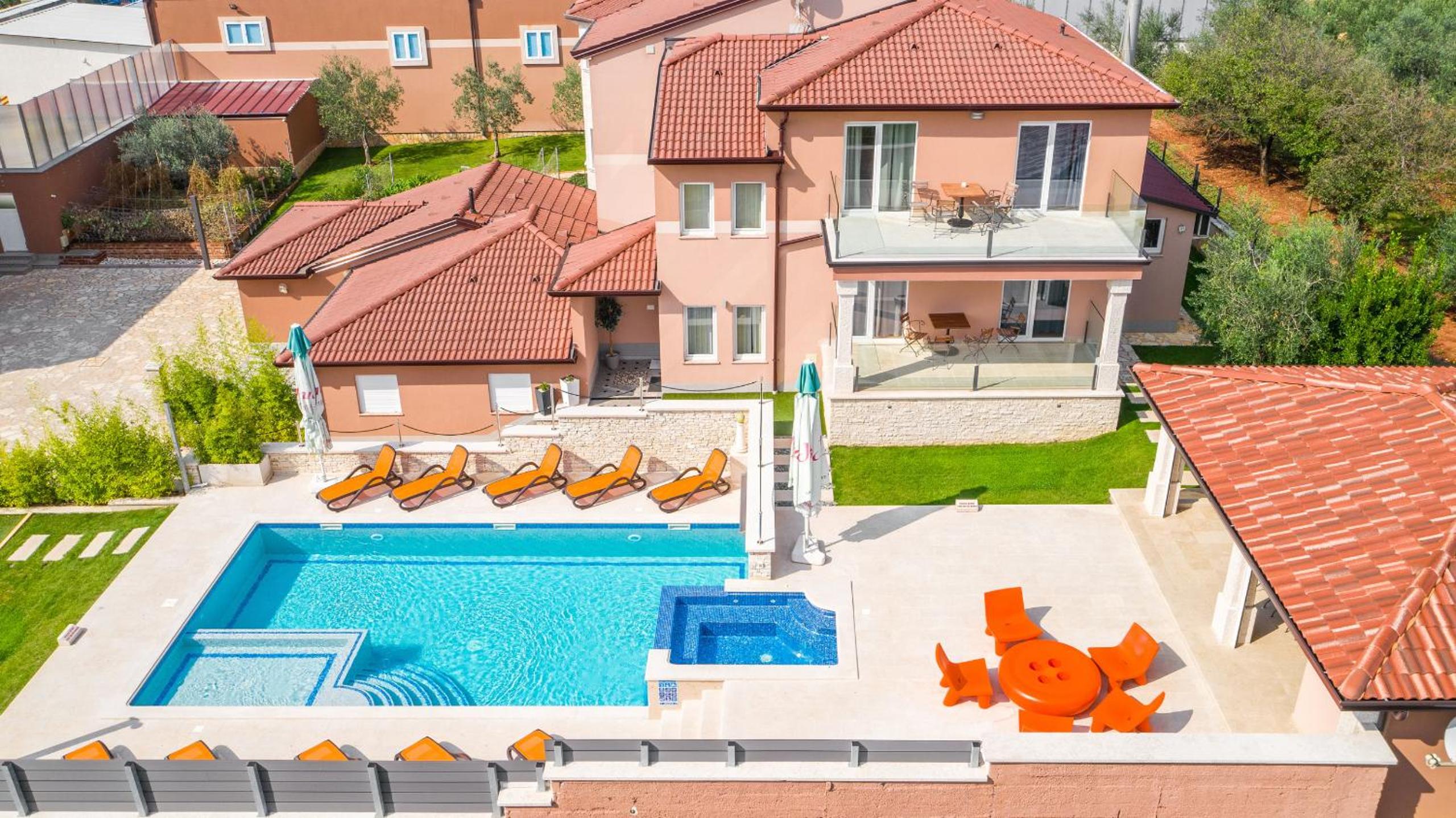 Villa Istra Kamen for kids & families near Pula for 18 people with sport activities, wellness & 67 m2 heated private pool view 3
