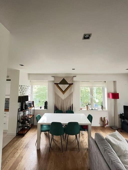 Charming Canal-Side Flat Near Iconic Portobello Rd view 2