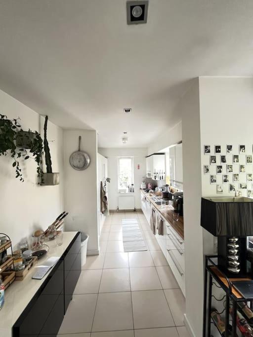 Charming Canal-Side Flat Near Iconic Portobello Rd view 5