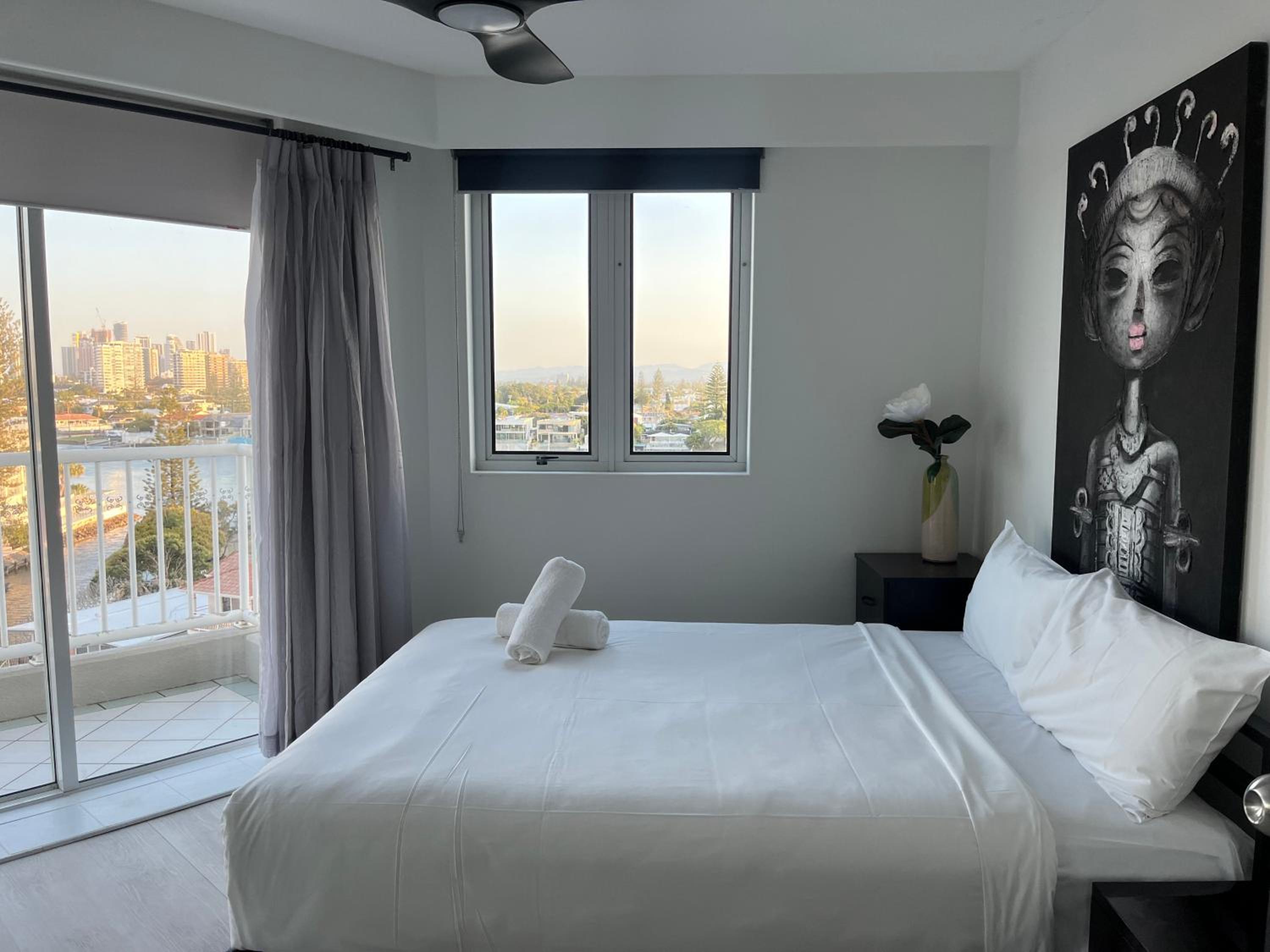 Surfers Paradise Spectacular City Views 7th Floor 2bedroom Apartment