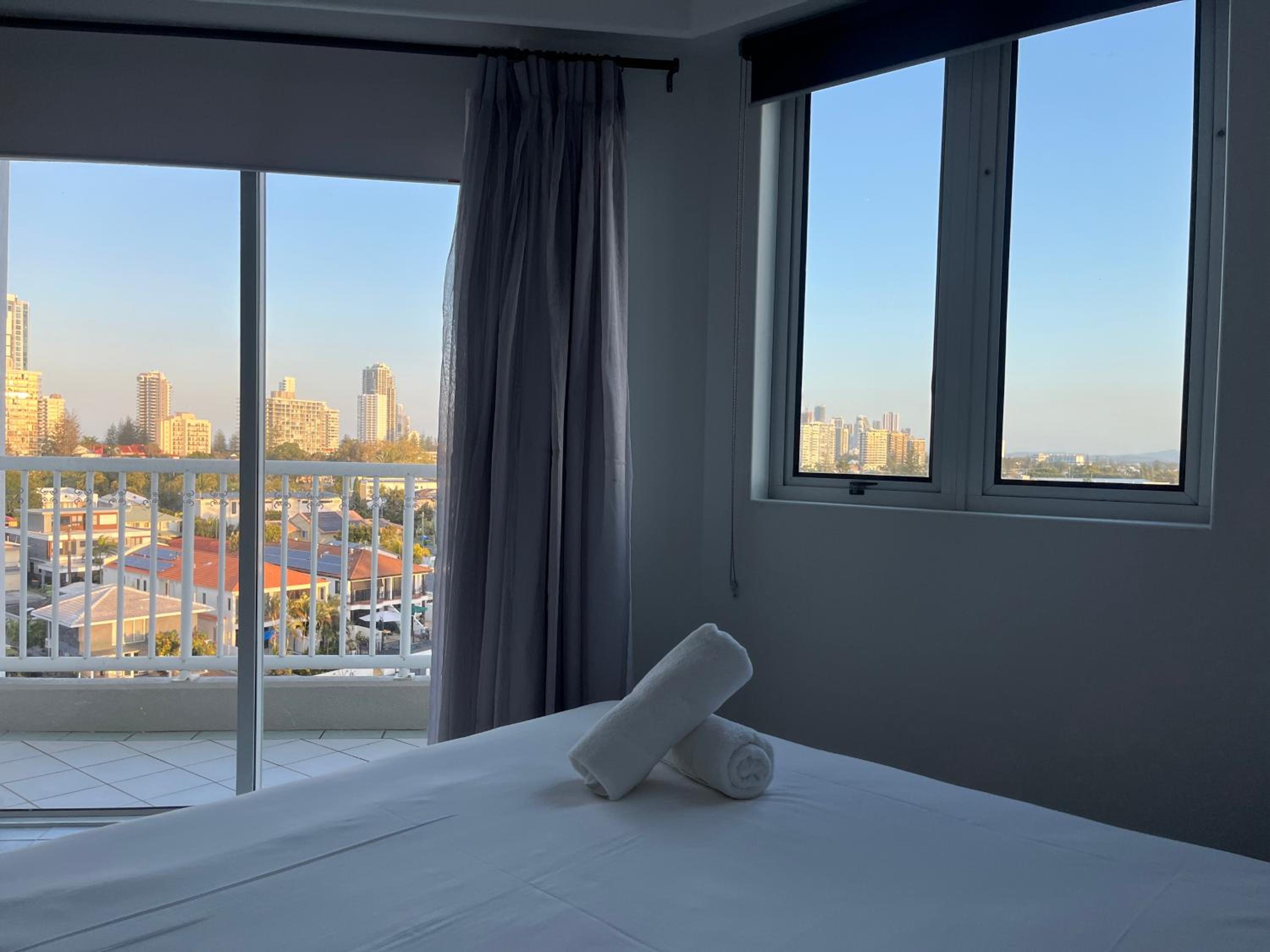 Surfers Paradise Spectacular City Views 7th Floor 2bedroom Apartment