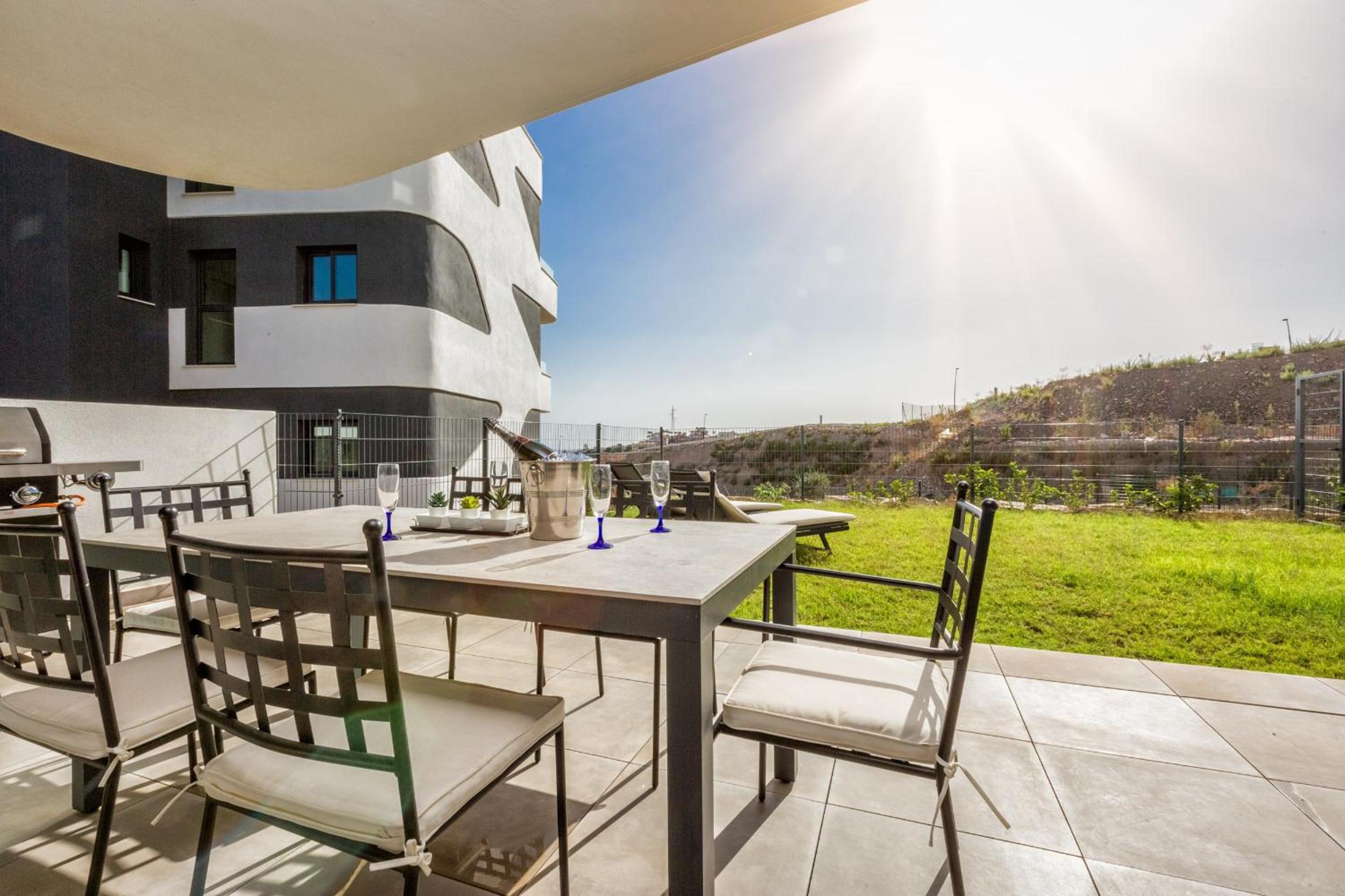 ViVi Homes - Higueron Premium Wellness, Sauna, Pool & Hot tub