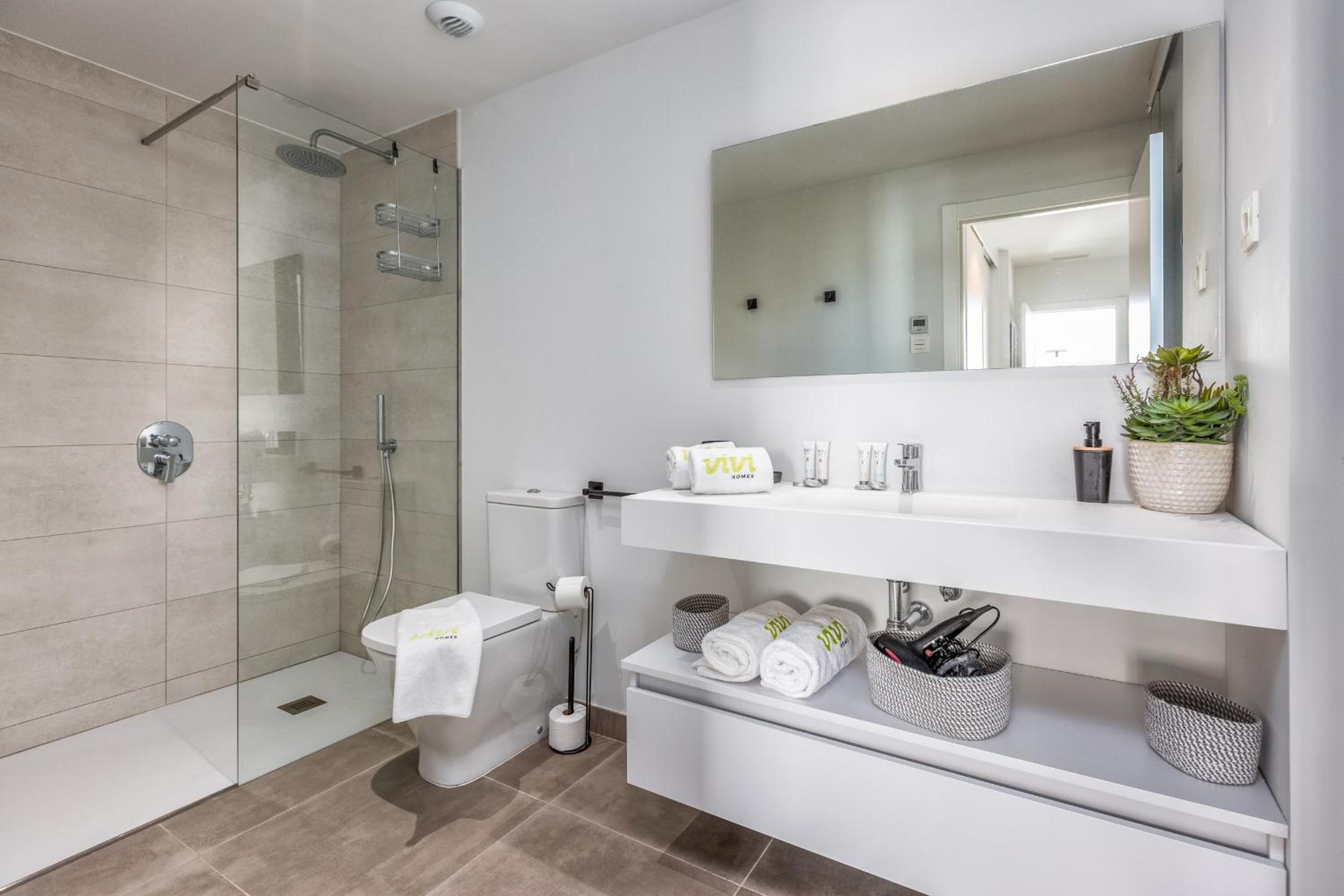 ViVi Homes - Higueron Premium Wellness, Sauna, Pool & Hot tub