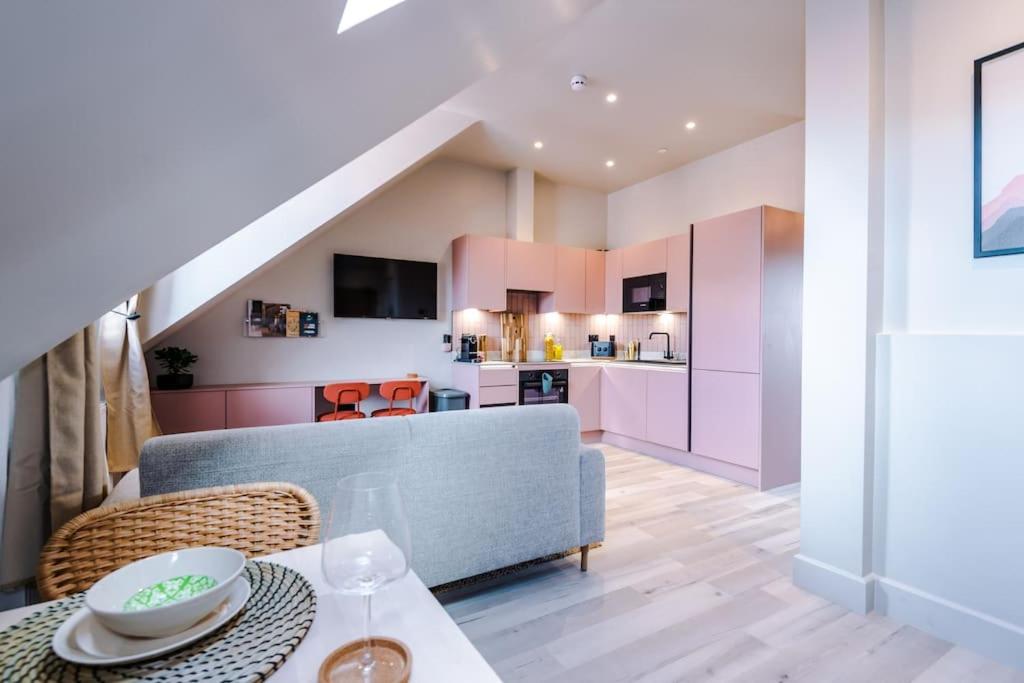 City Centre Apartment Free Parking and Luxury Finishes view 4