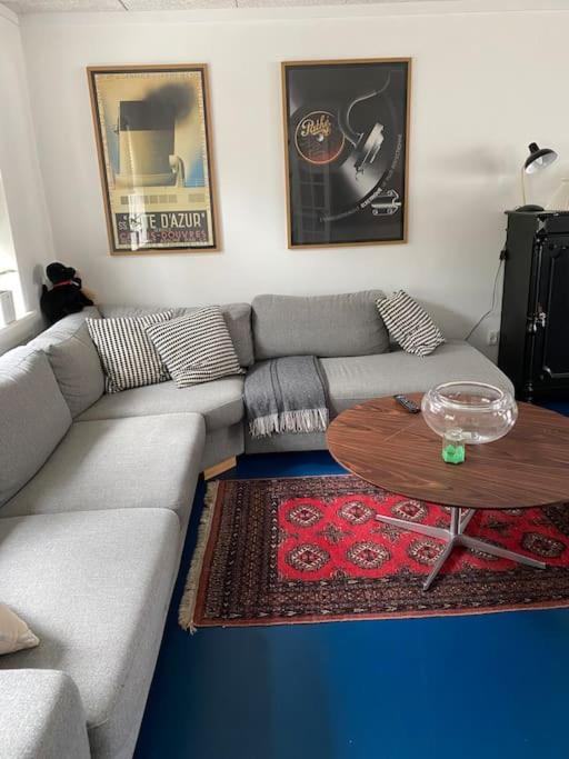 Lille blå byhus centralt
