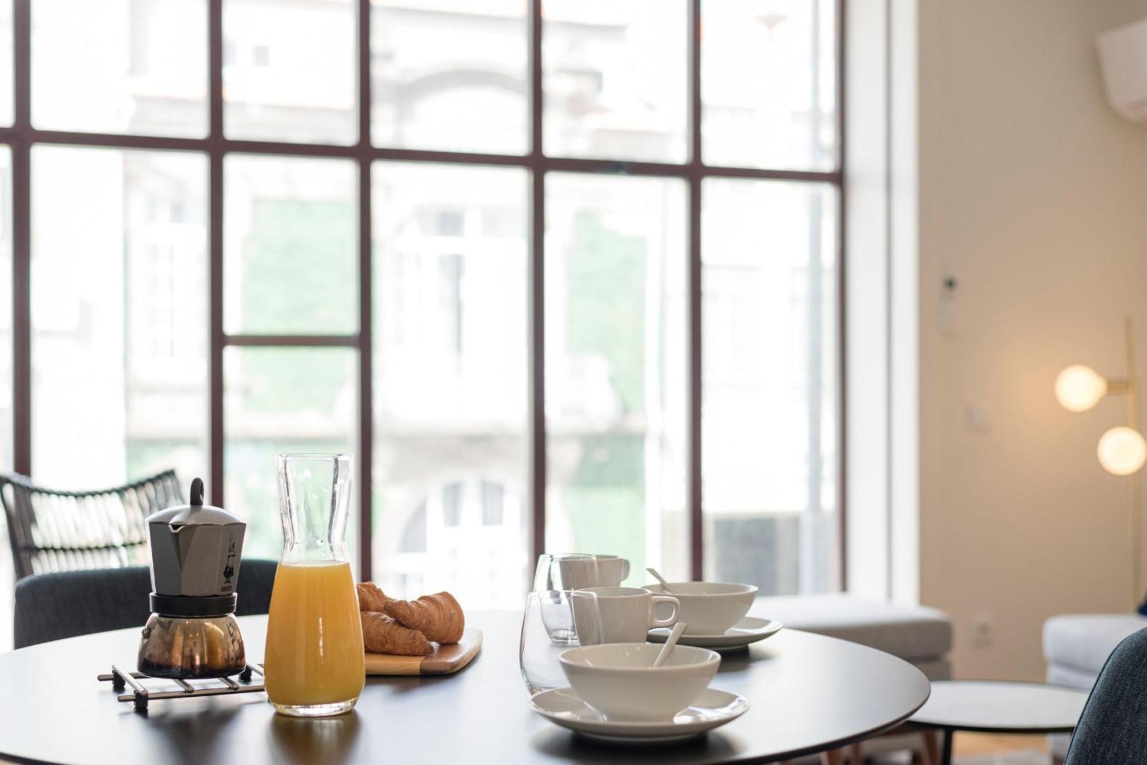 Contemporary Flat near São Bento by LovelyStay