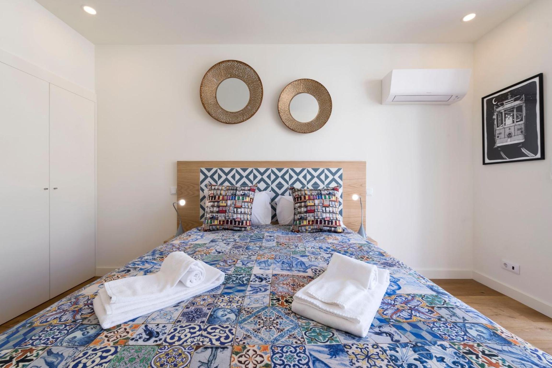 Contemporary Flat near São Bento by LovelyStay