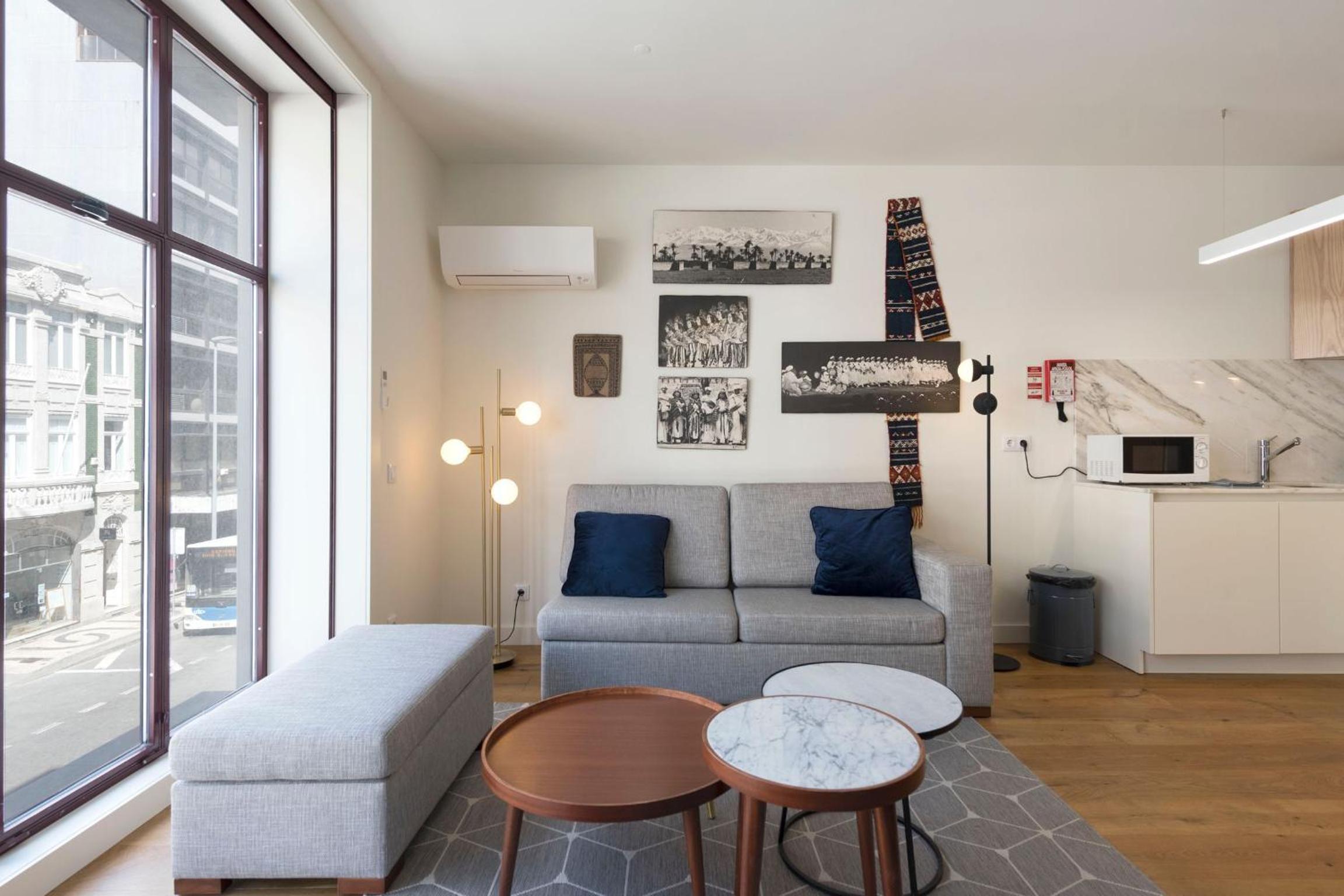 Contemporary Flat near São Bento by LovelyStay