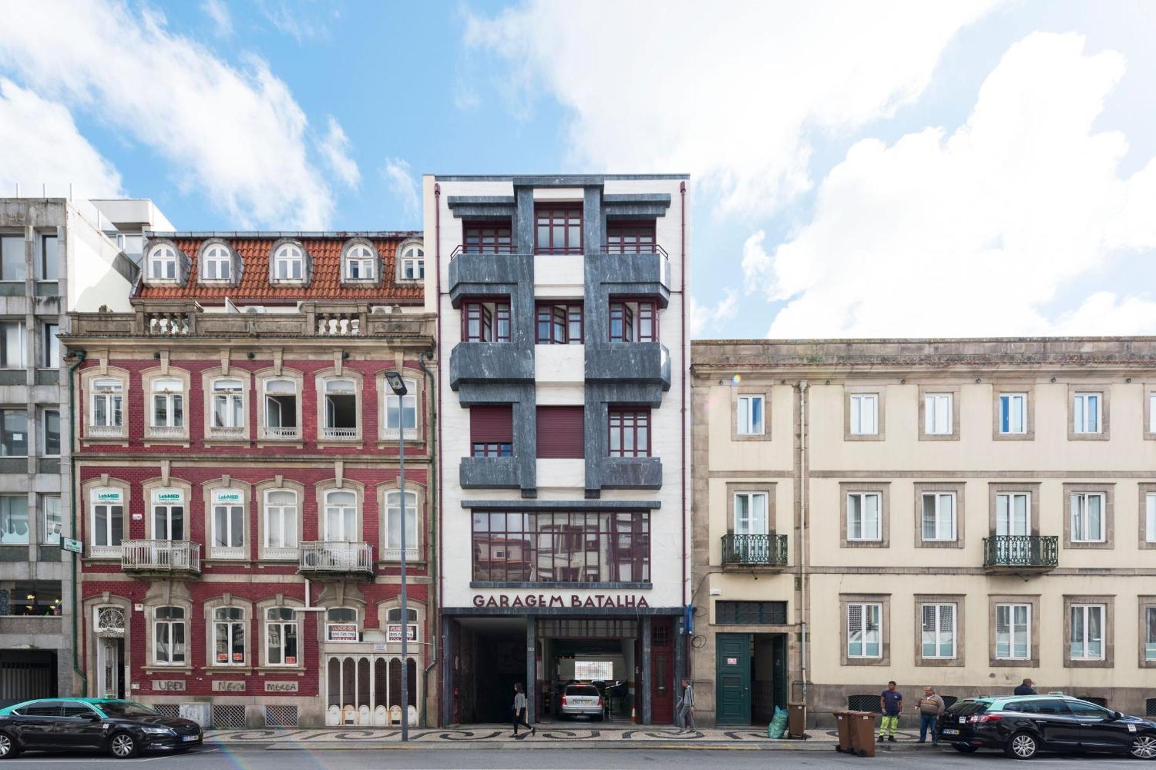 Contemporary Flat near São Bento by LovelyStay