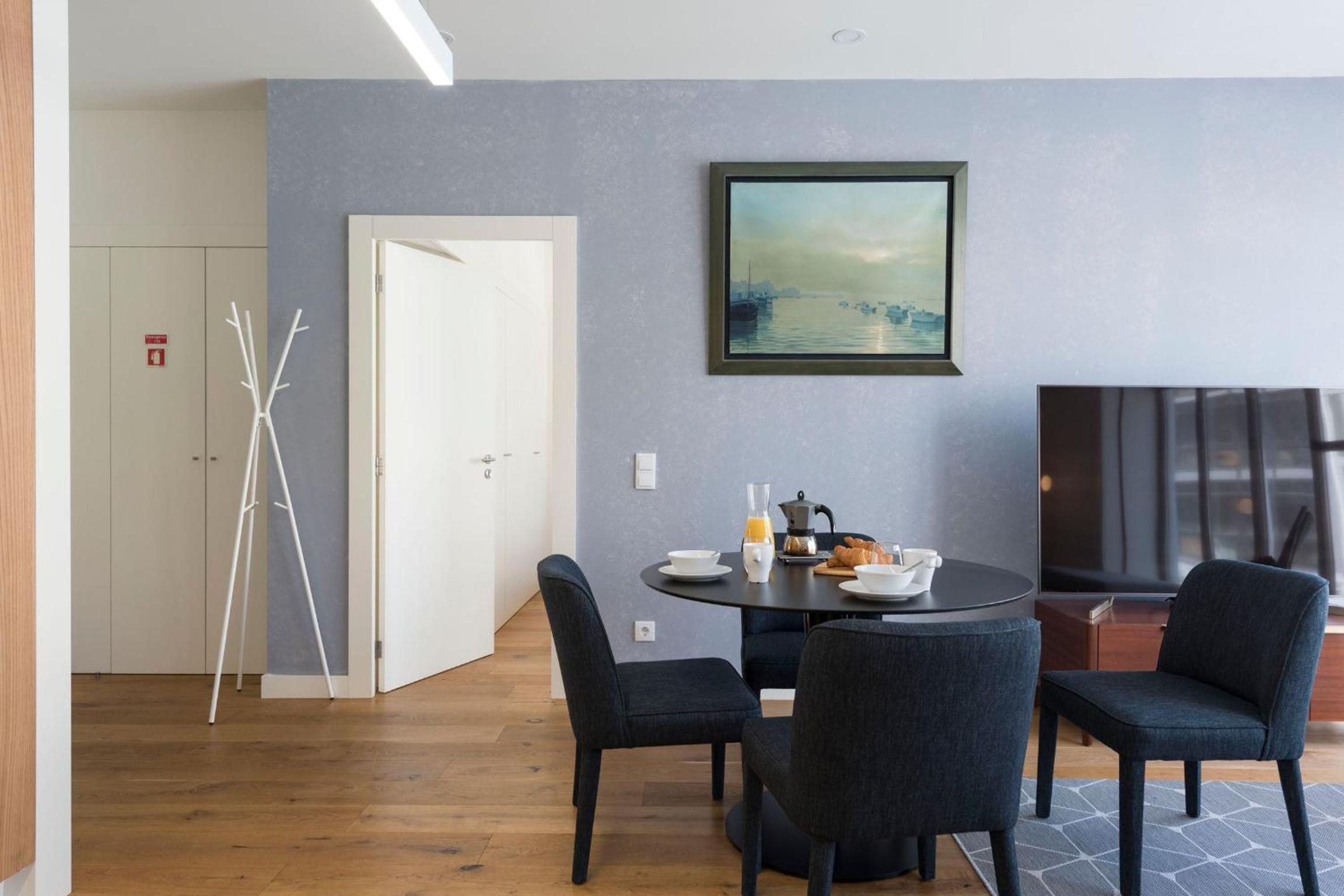 Contemporary Flat near São Bento by LovelyStay