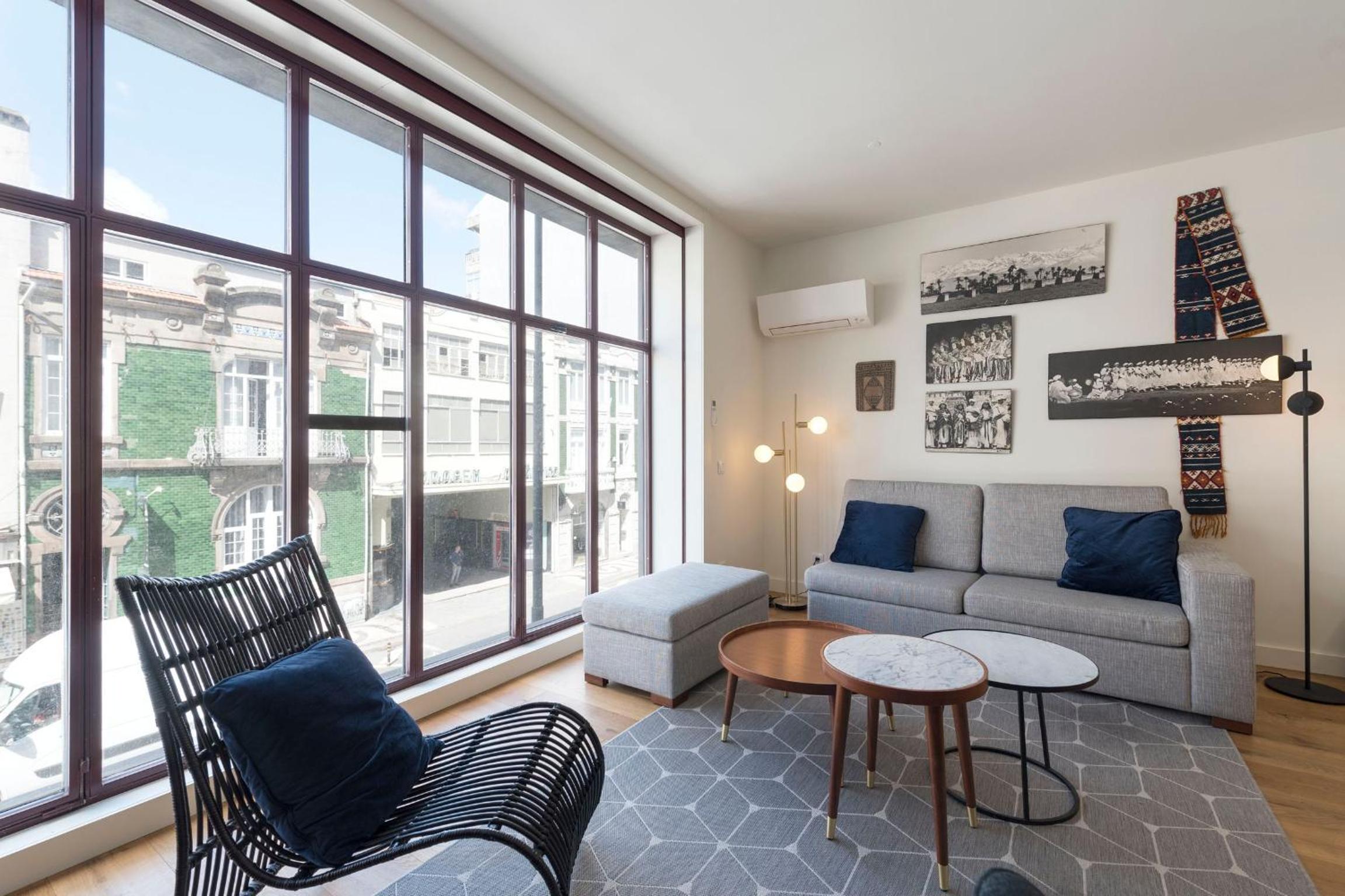 Contemporary Flat near São Bento by LovelyStay