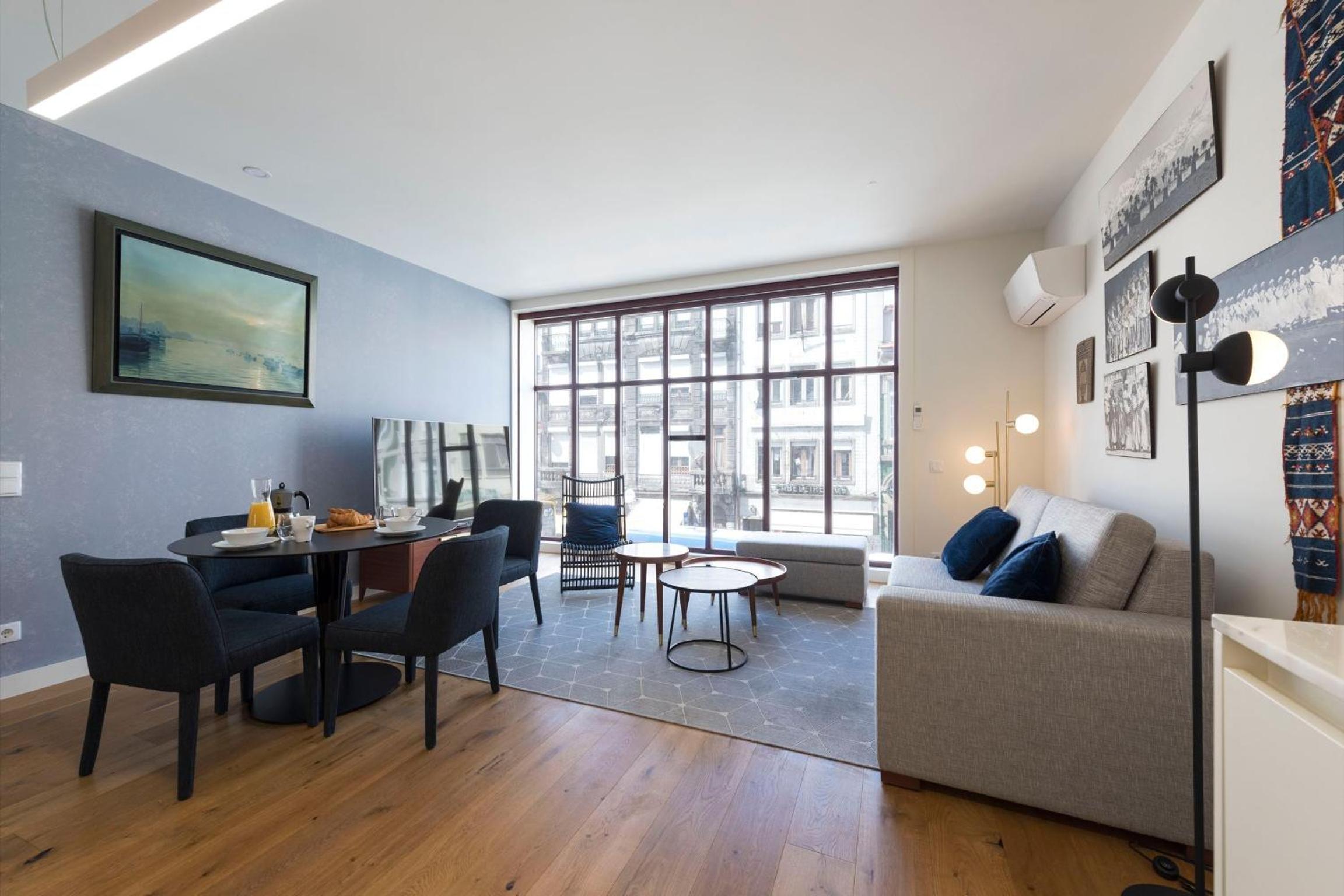 Contemporary Flat near São Bento by LovelyStay