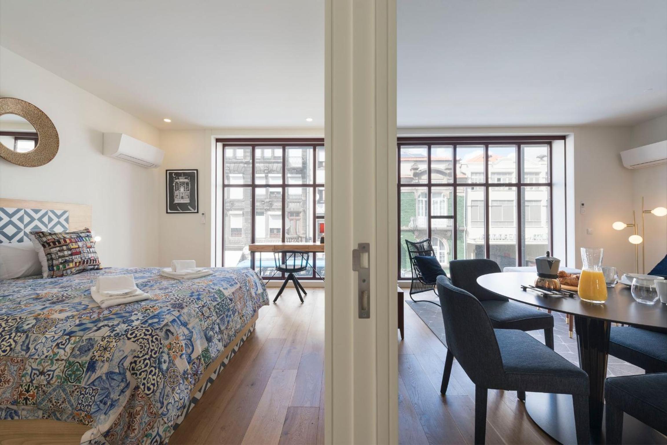 Contemporary Flat near São Bento by LovelyStay
