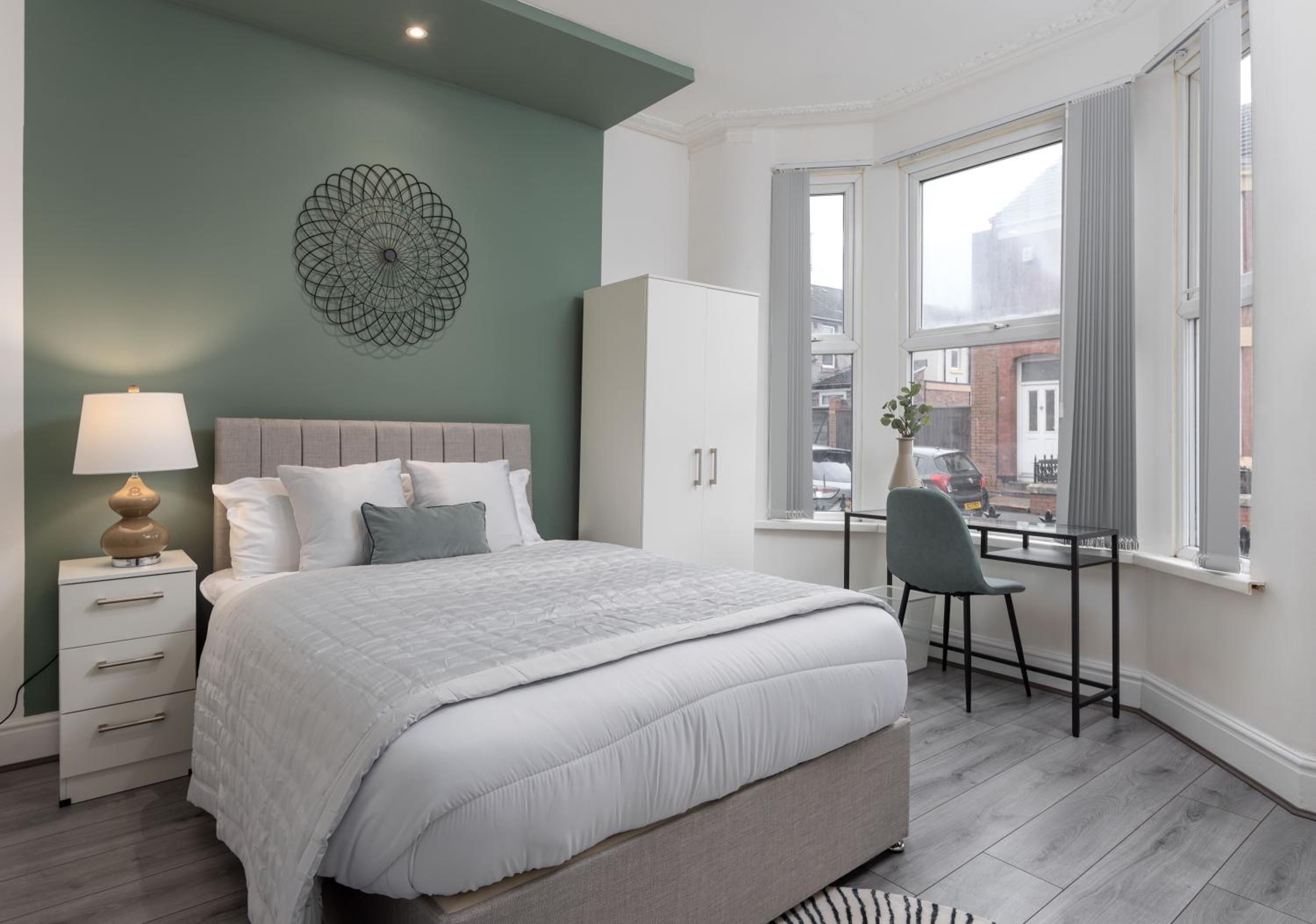 Saxony House - Sleeps 8 - 4BR - Parking