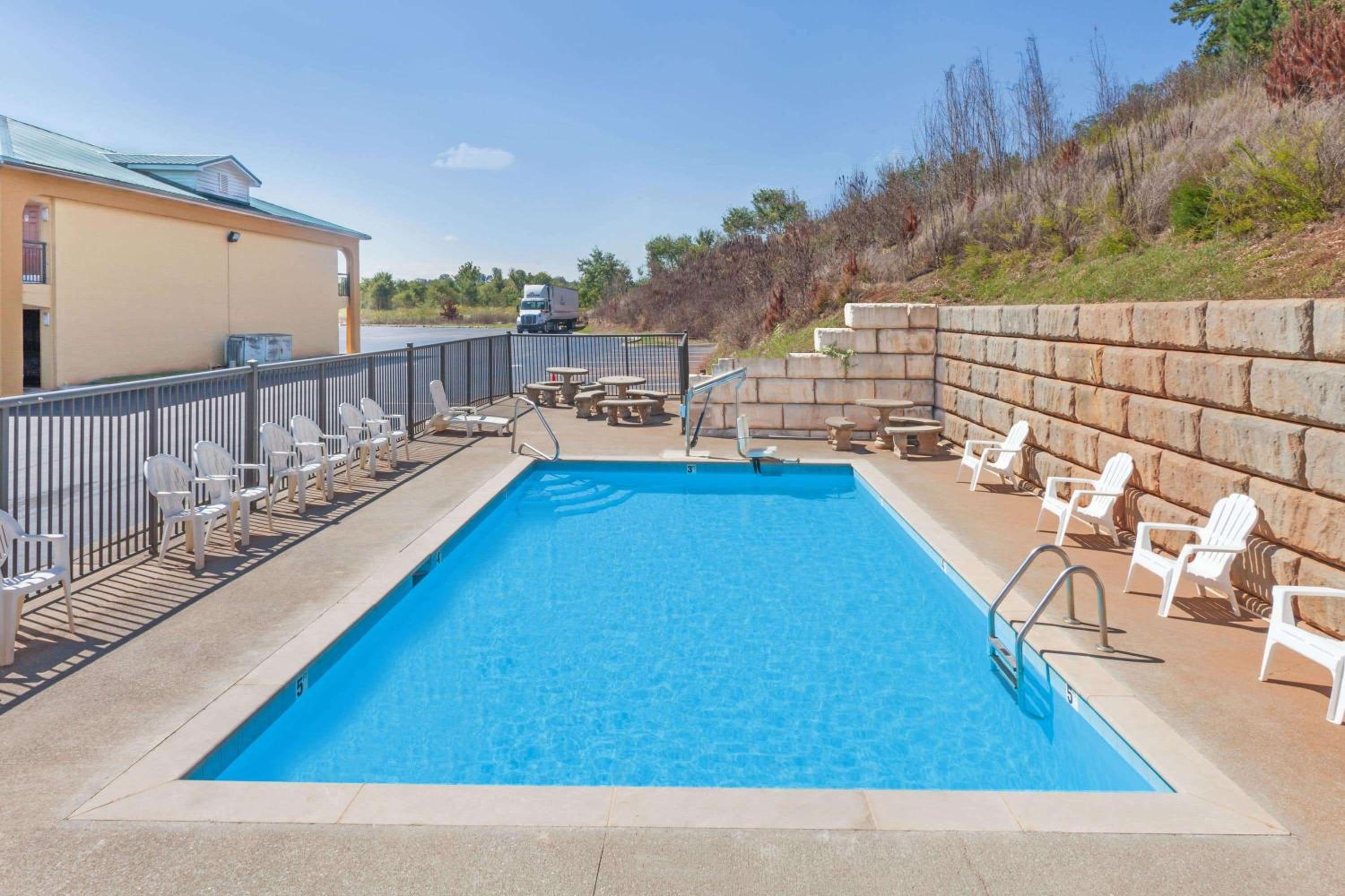 Days Inn by Wyndham Lenoir City view 3