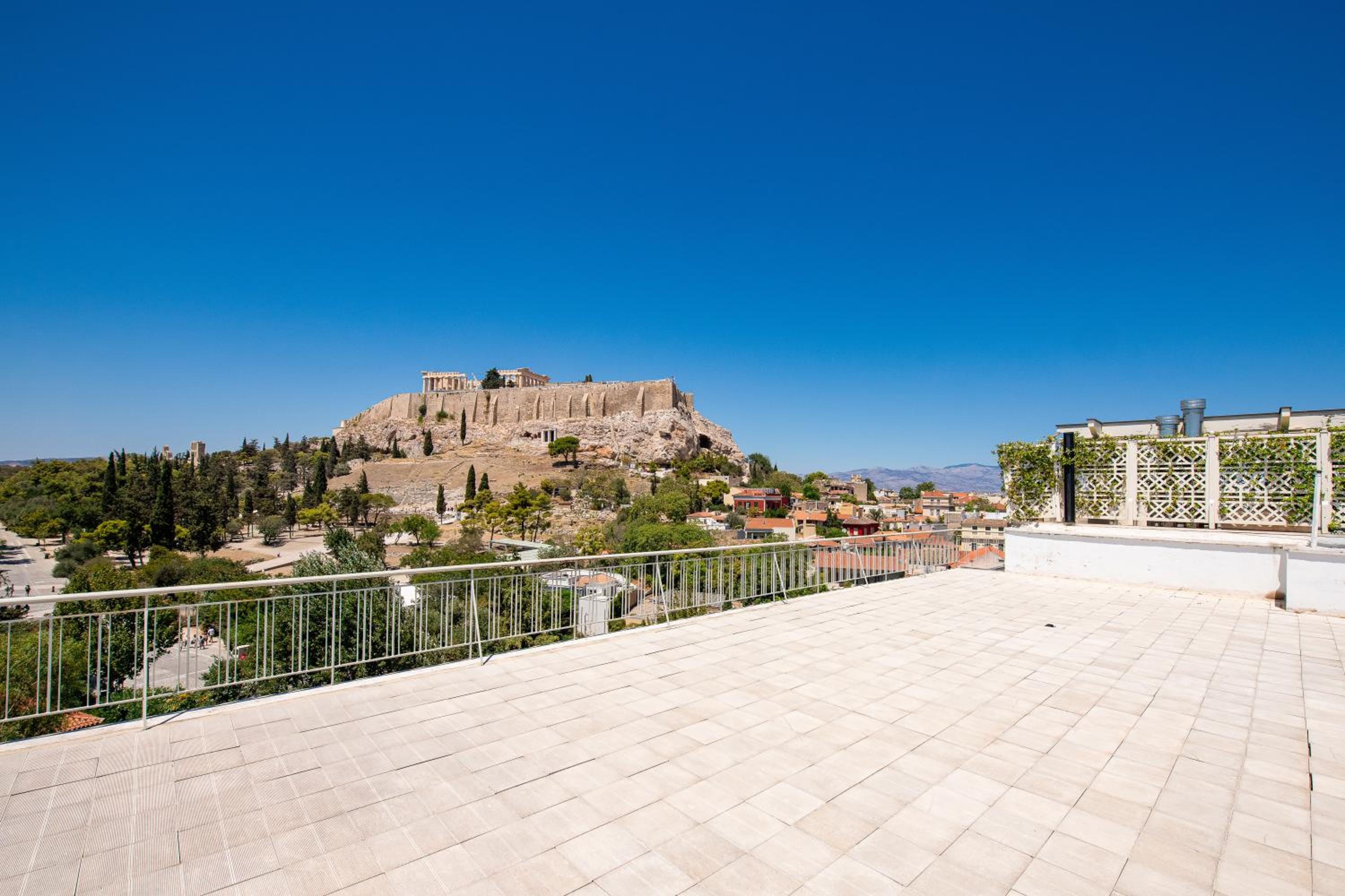 A stylish modern apartment on Makrygianni Str next to Areopagitou and the Acropolis Museum