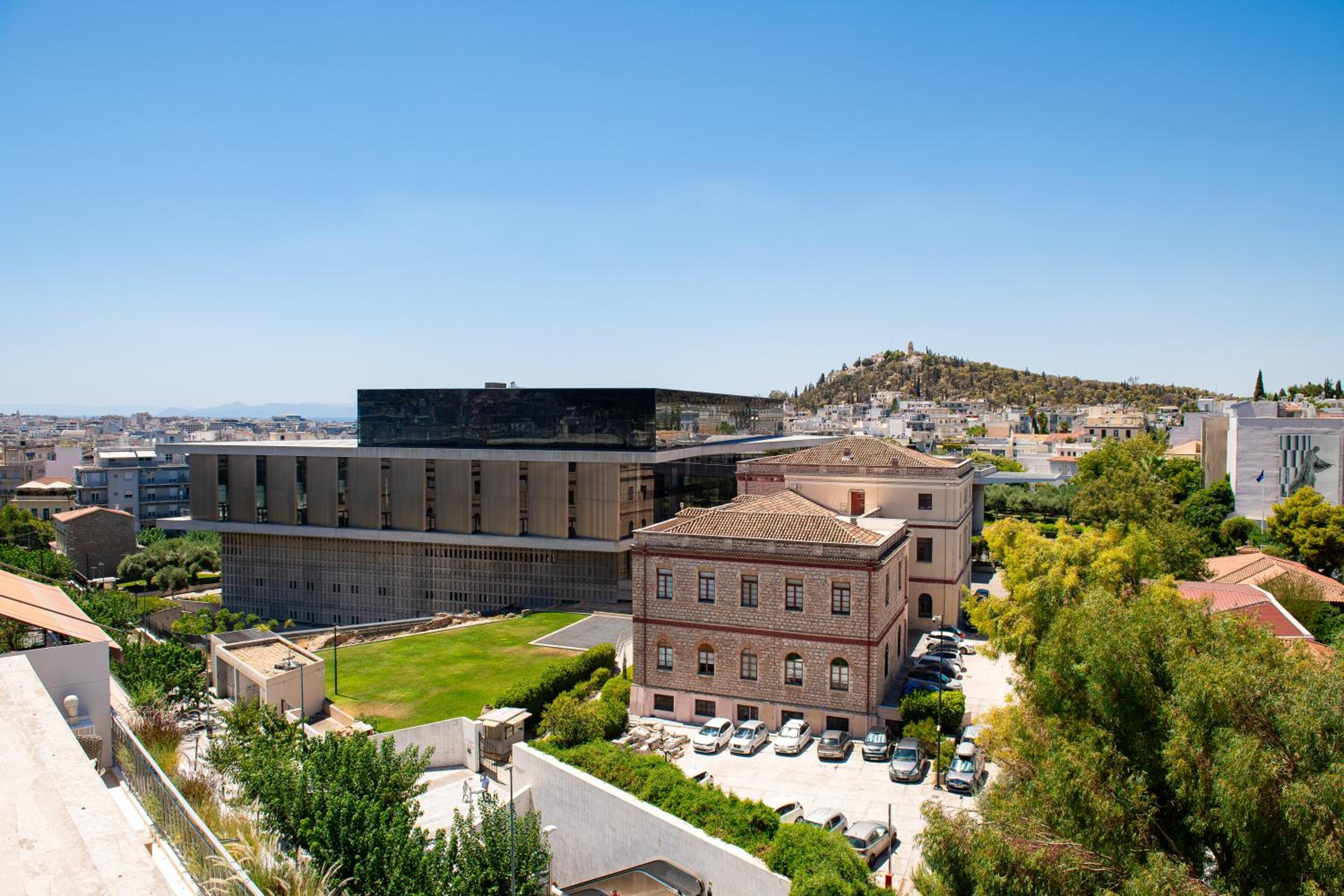 A stylish modern apartment on Makrygianni Str next to Areopagitou and the Acropolis Museum