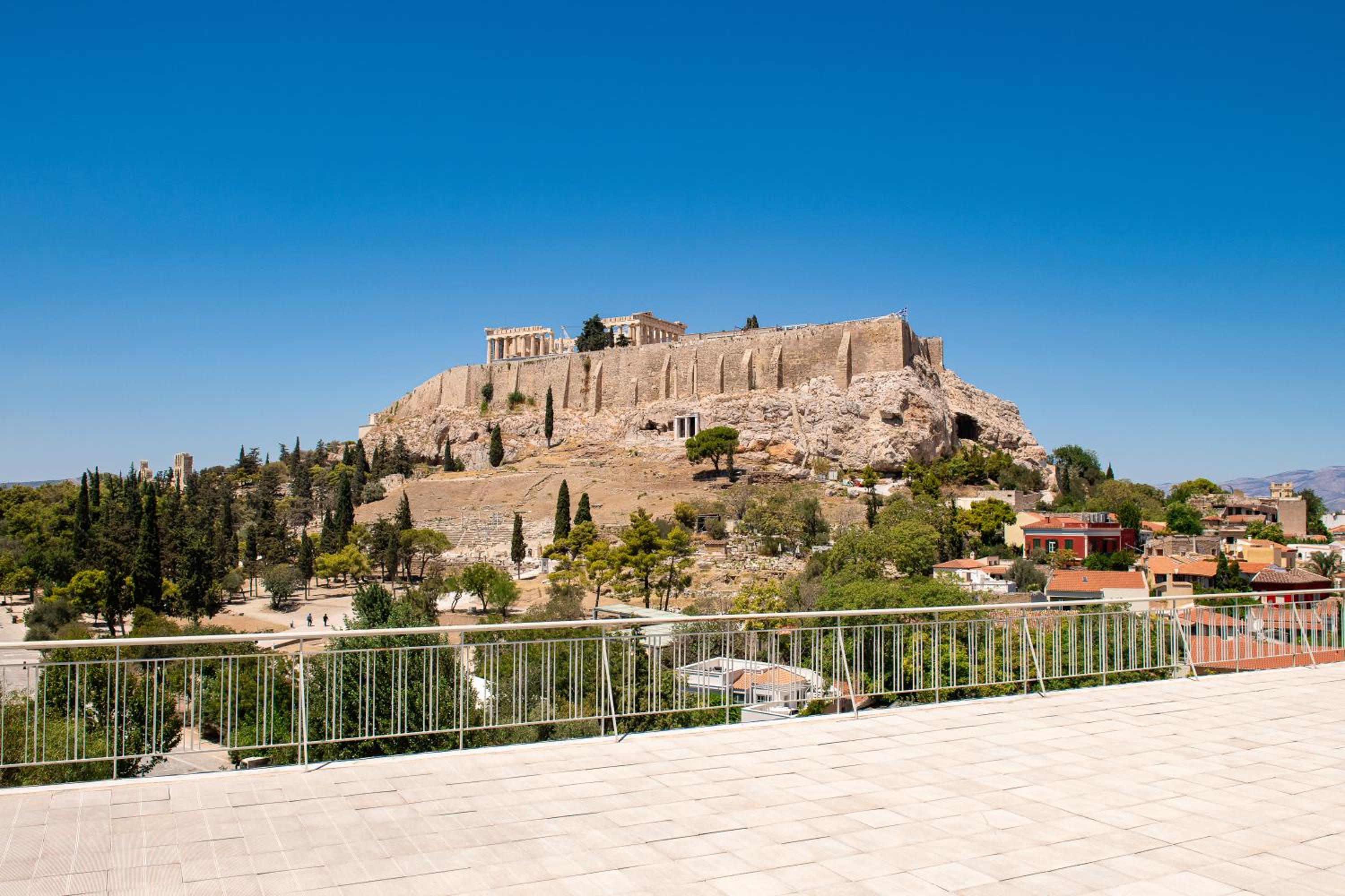 A stylish modern apartment on Makrygianni Str next to Areopagitou and the Acropolis Museum