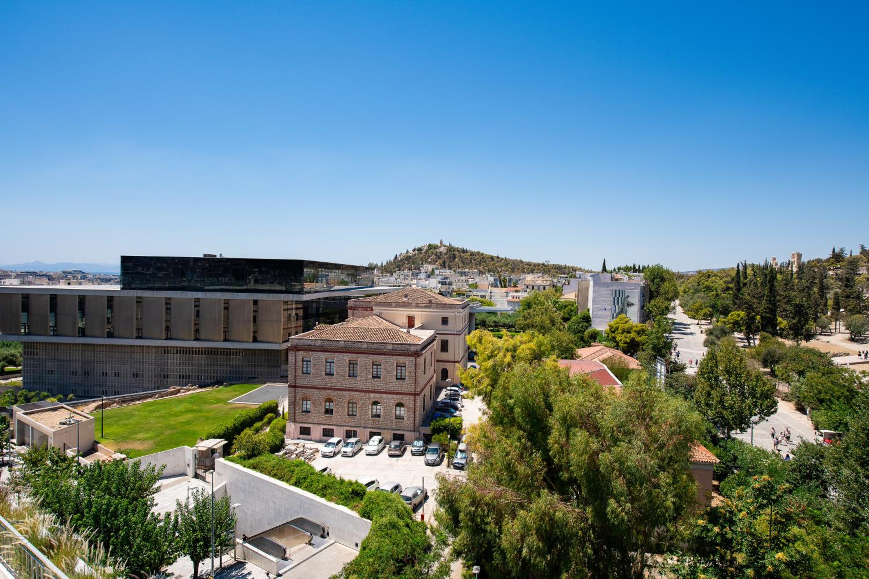 A stylish modern apartment on Makrygianni Str next to Areopagitou and the Acropolis Museum