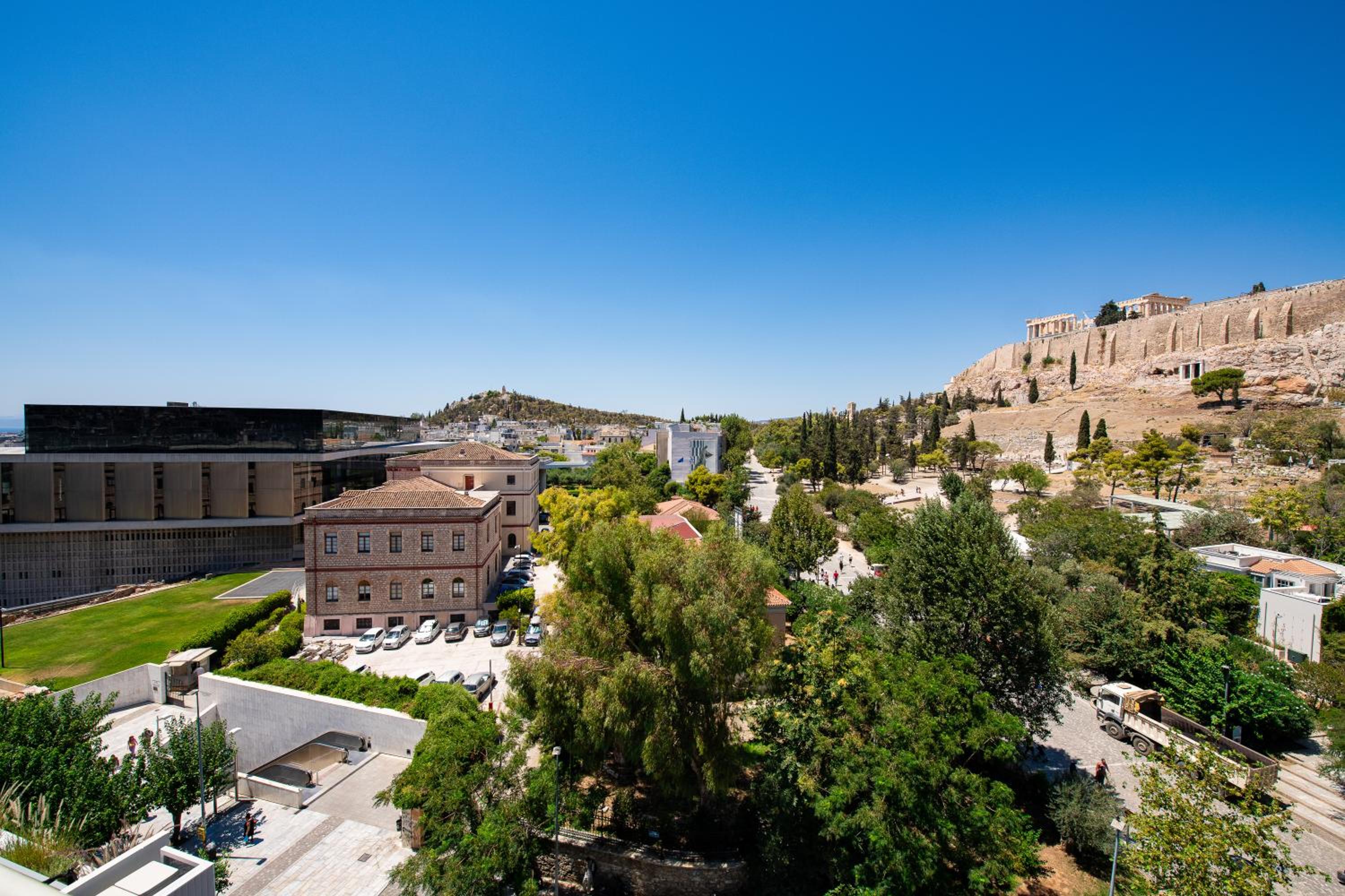 A stylish modern apartment on Makrygianni Str next to Areopagitou and the Acropolis Museum