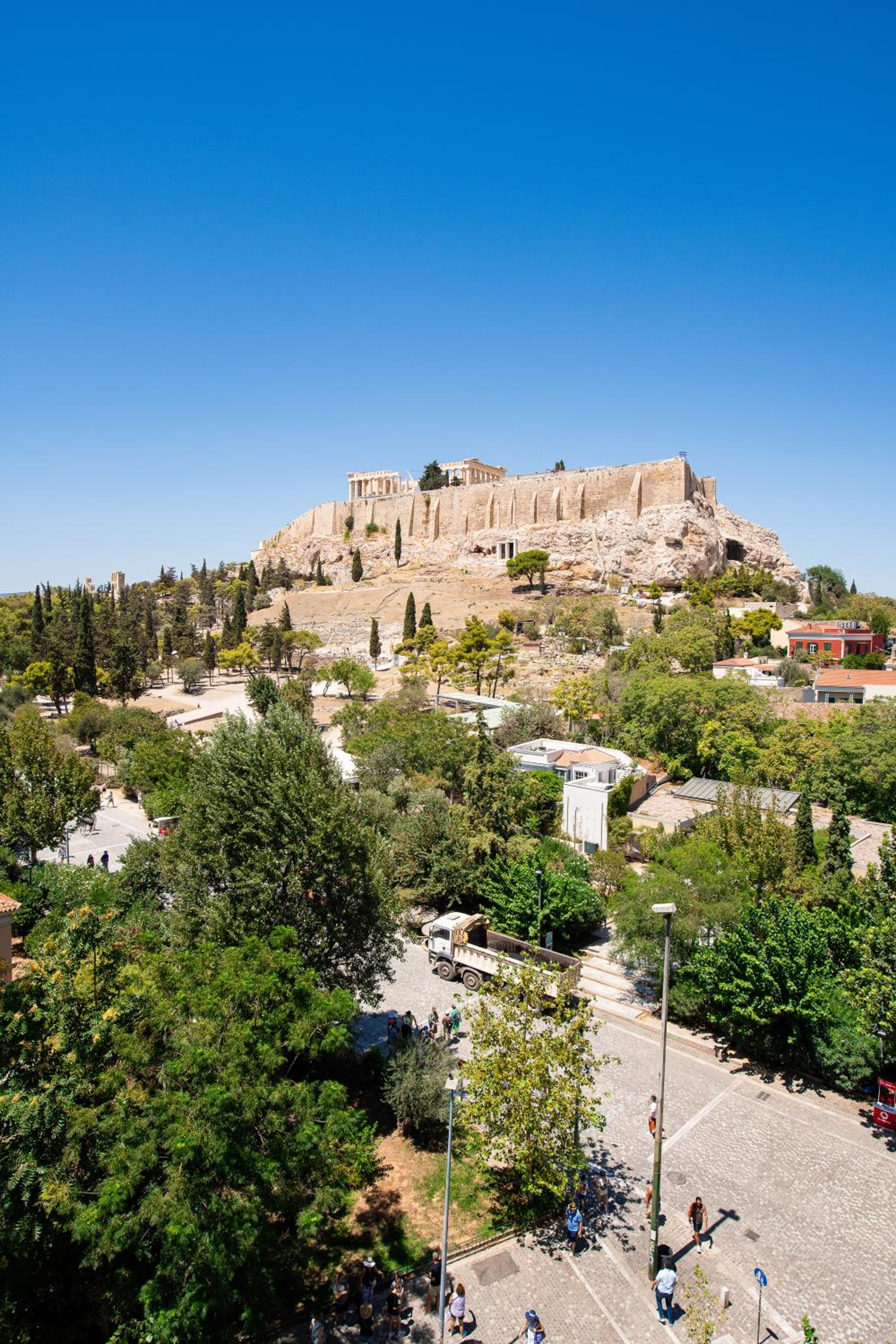 A stylish modern apartment on Makrygianni Str next to Areopagitou and the Acropolis Museum