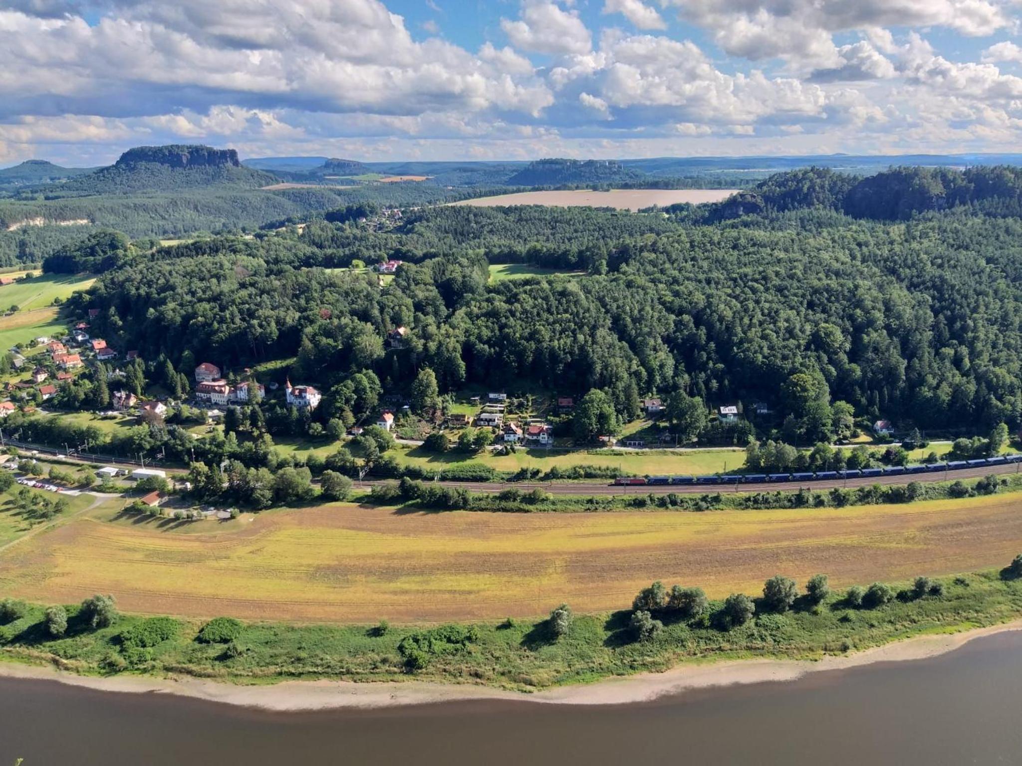 Seyfarthrooms - Ferienwohnung Zum Dorfladen Rathen - zentrale Lage mit direkter Anbindung an das Wanderwegenetz, moderne Inneneinrichtung