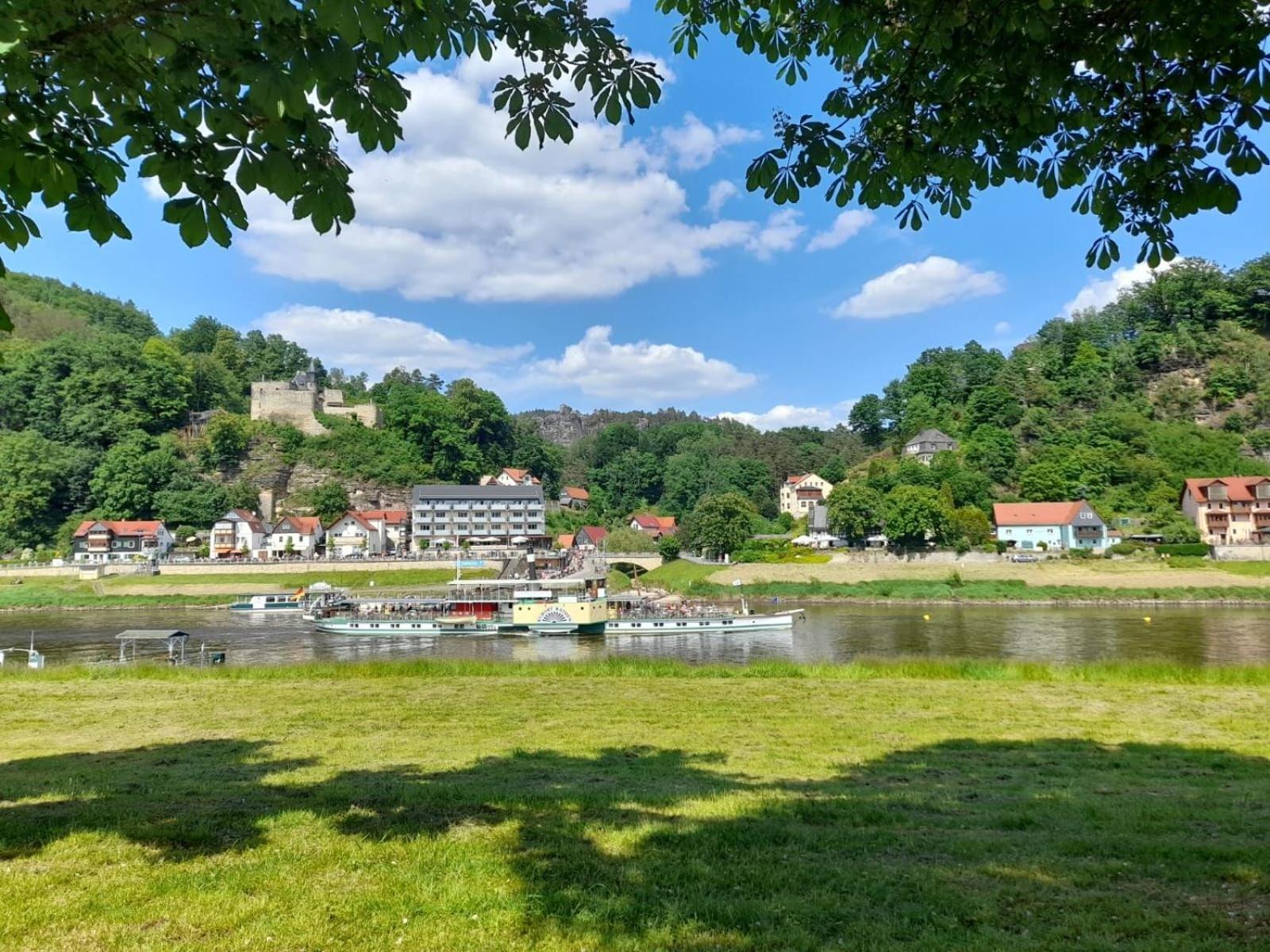 Seyfarthrooms - Ferienwohnung Zum Dorfladen Rathen - zentrale Lage mit direkter Anbindung an das Wanderwegenetz, moderne Inneneinrichtung