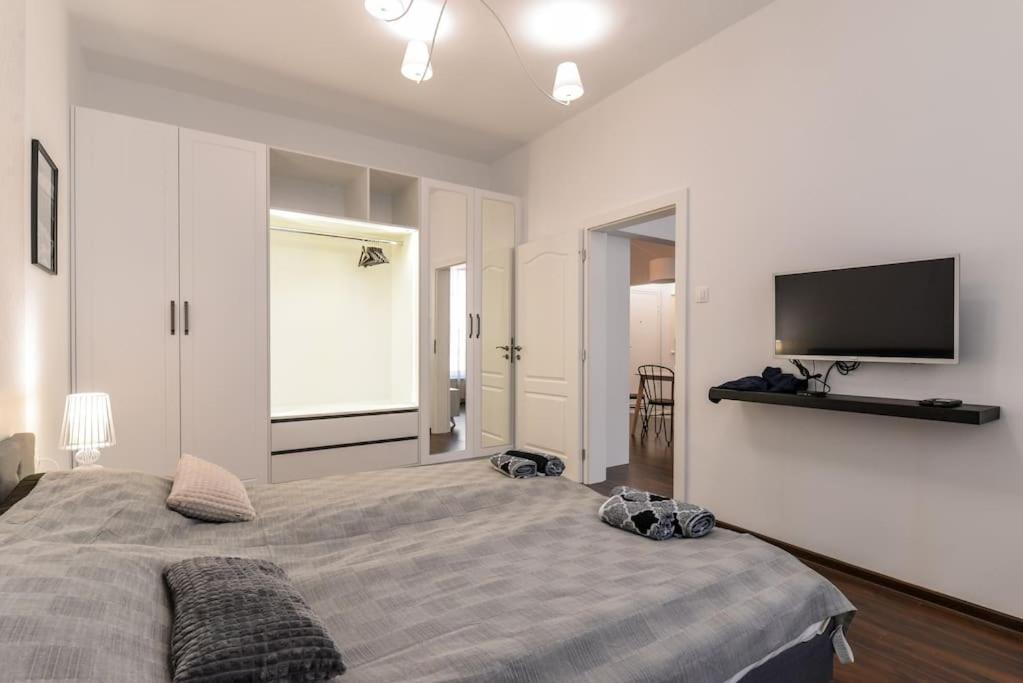 NDK 2 bedroom Central Apartment