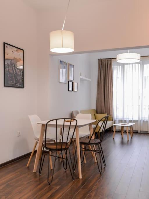 NDK 2 bedroom Central Apartment