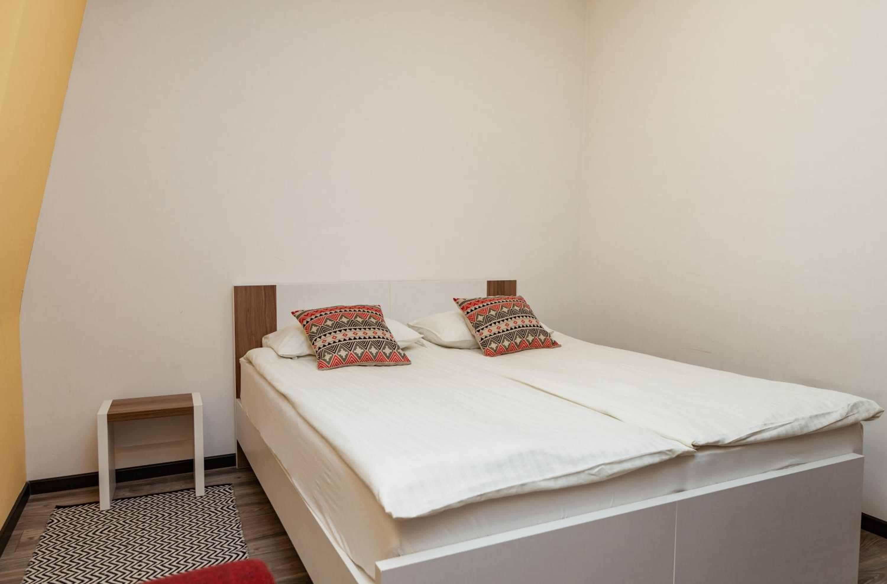 Apartments and rooms Max-Well