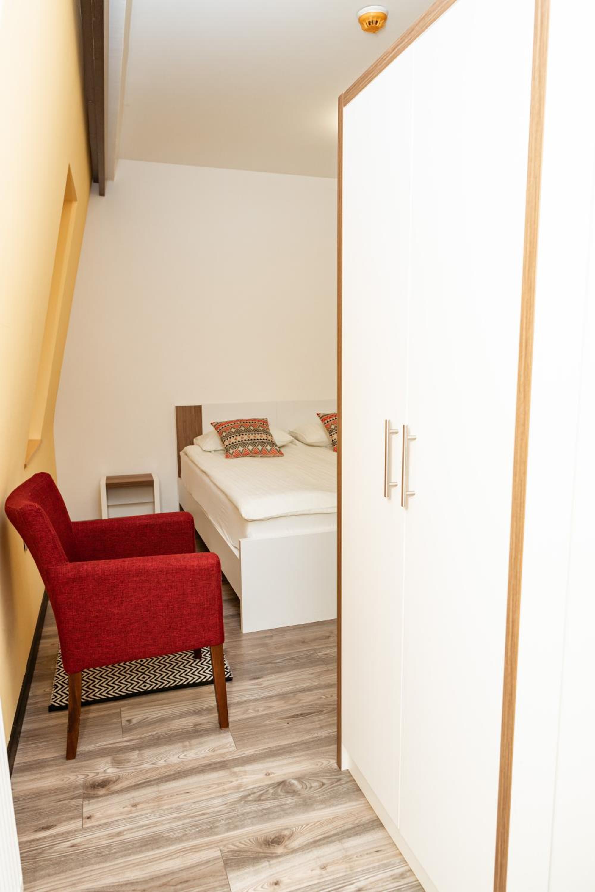 Apartments and rooms Max-Well