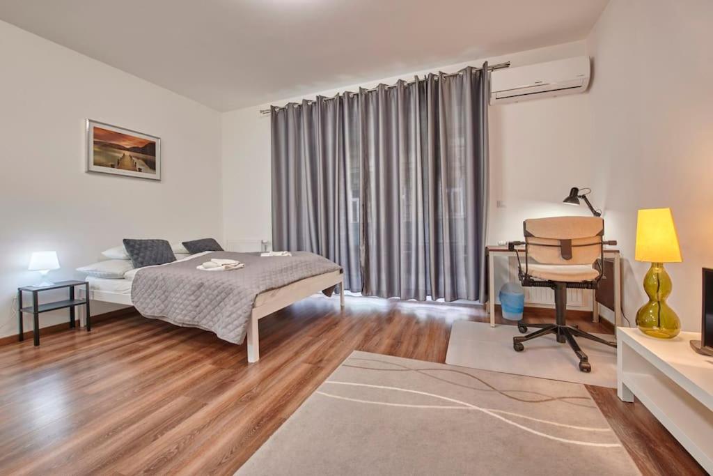 Balcony Centropolitan Studio w AC by NW