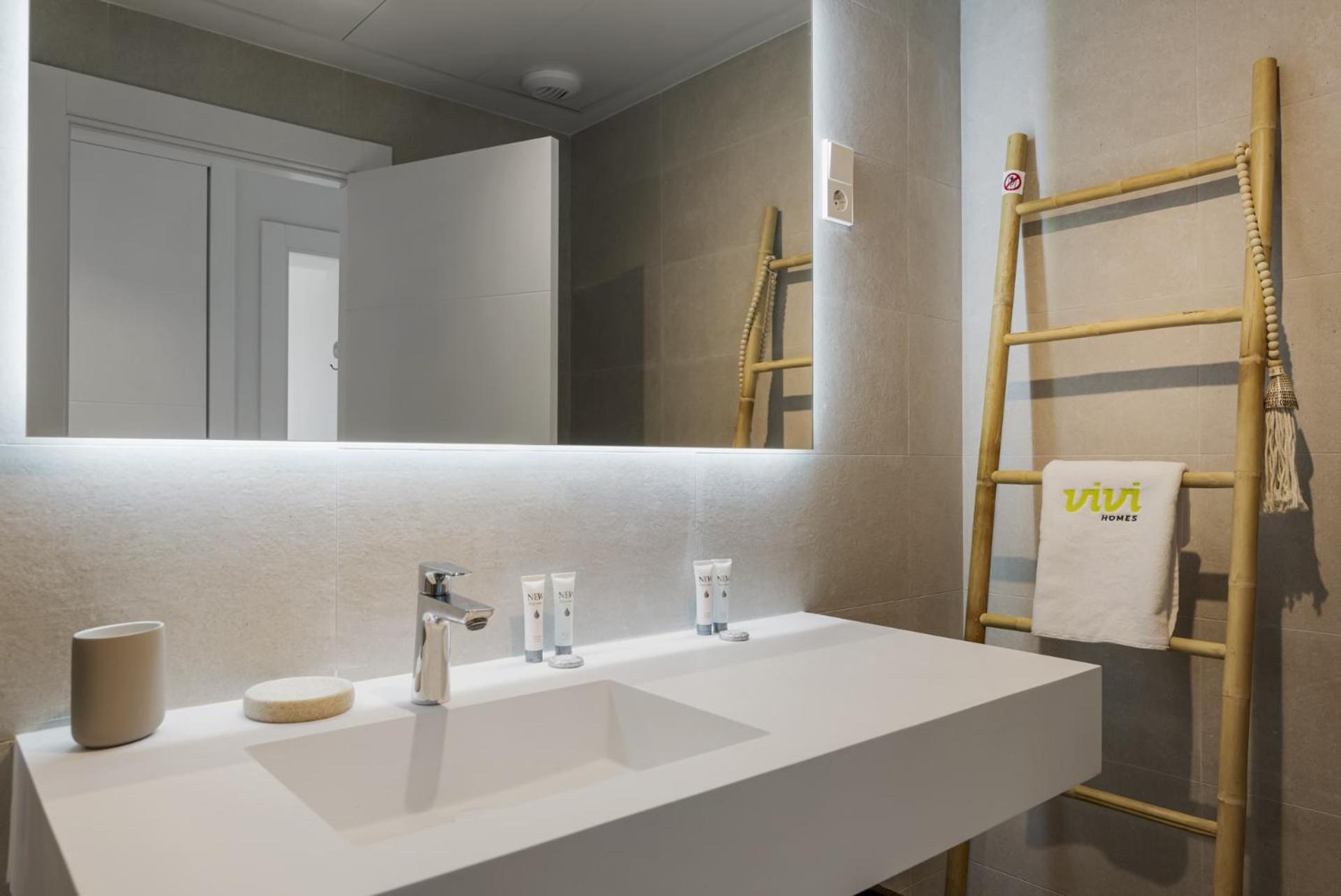 ViVi Homes - Breeze View, Sauna, Gym & Pool