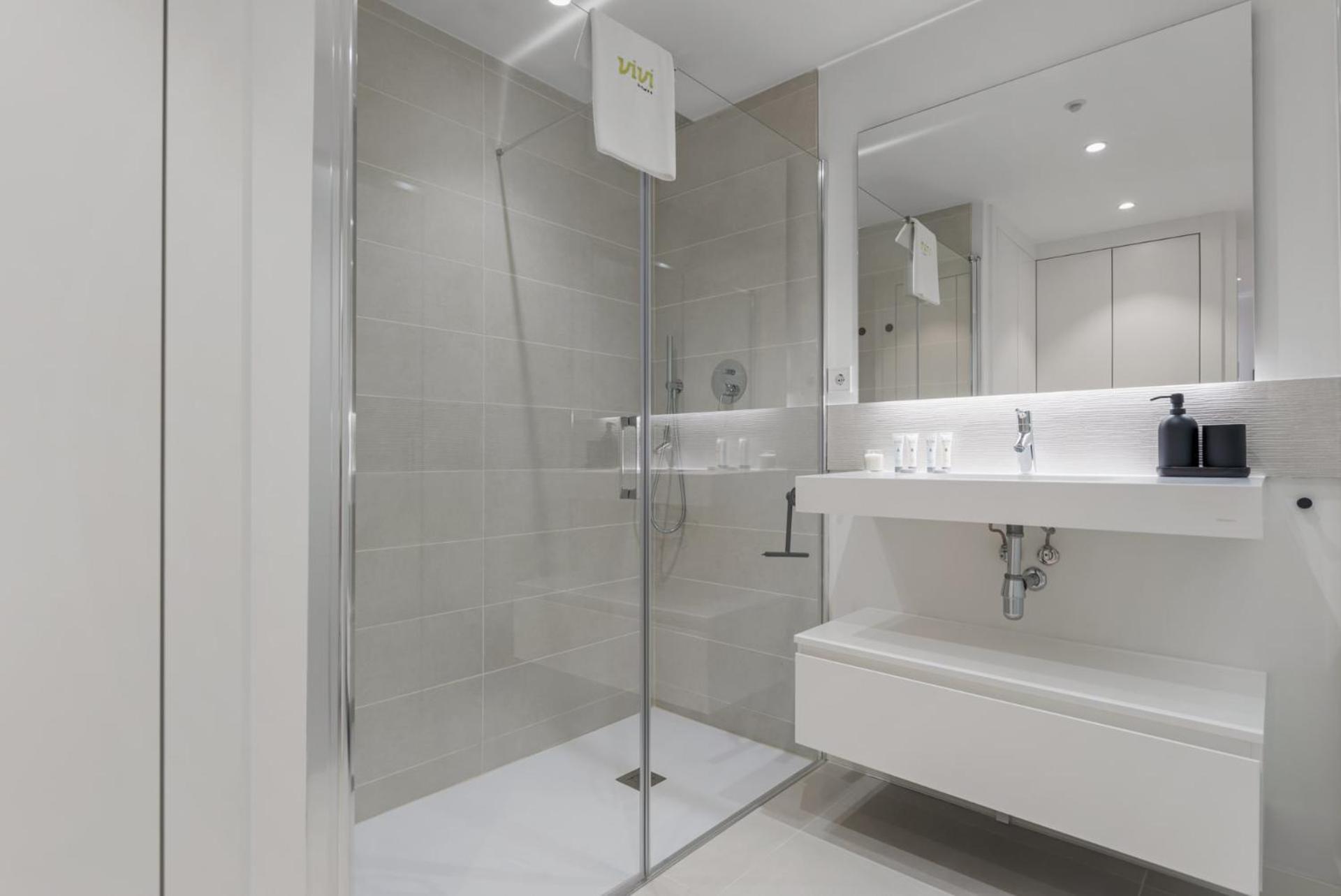 ViVi Homes - Gerrard, Terrace, Pool & Sea Vew