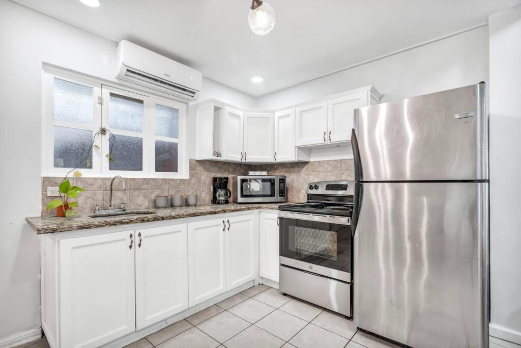 VVI8 3 Bdrm Condo with King Bed in Centre of Town