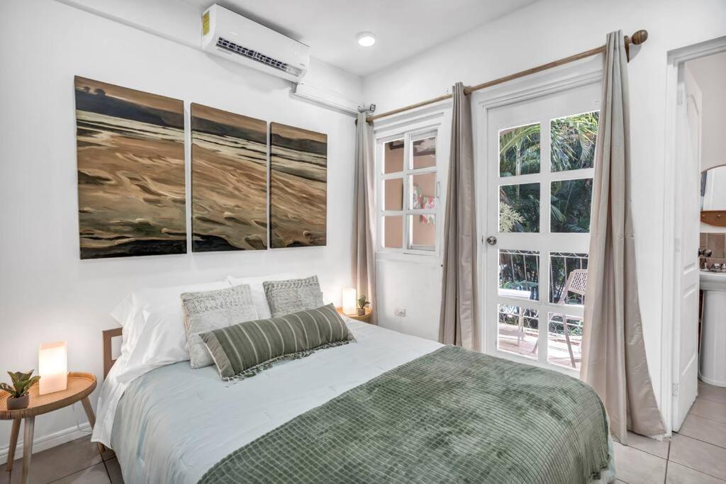 VVI8 3 Bdrm Condo with King Bed in Centre of Town