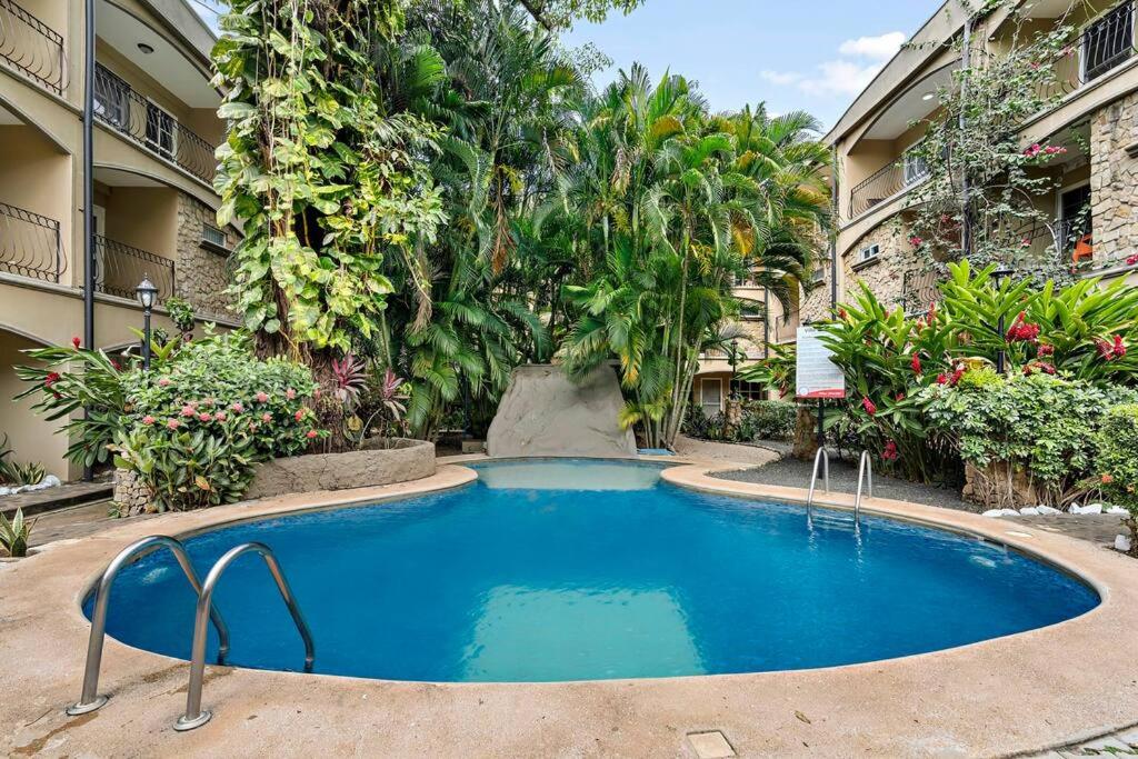 VVI8 3 Bdrm Condo with King Bed in Centre of Town