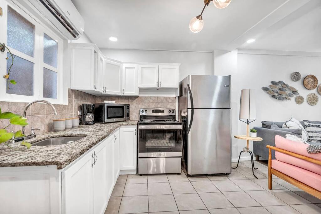 VVI8 3 Bdrm Condo with King Bed in Centre of Town