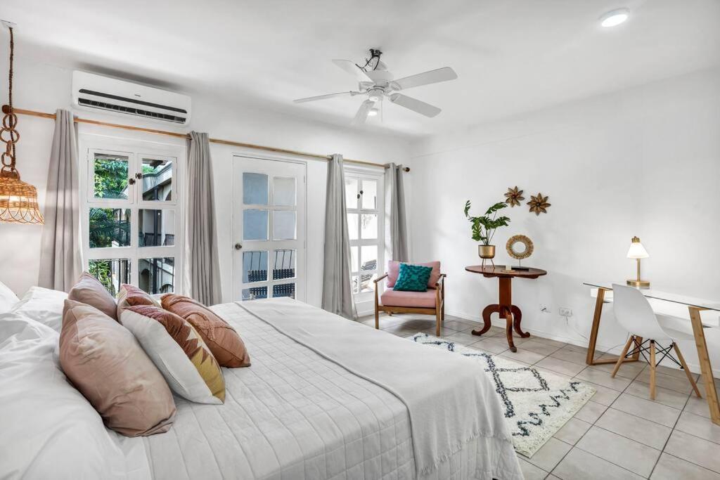 VVI8 3 Bdrm Condo with King Bed in Centre of Town