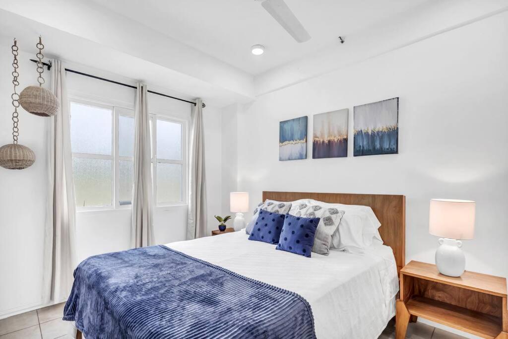 VVI8 3 Bdrm Condo with King Bed in Centre of Town