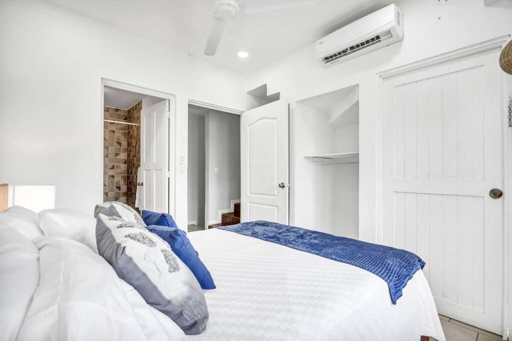 VVI8 3 Bdrm Condo with King Bed in Centre of Town