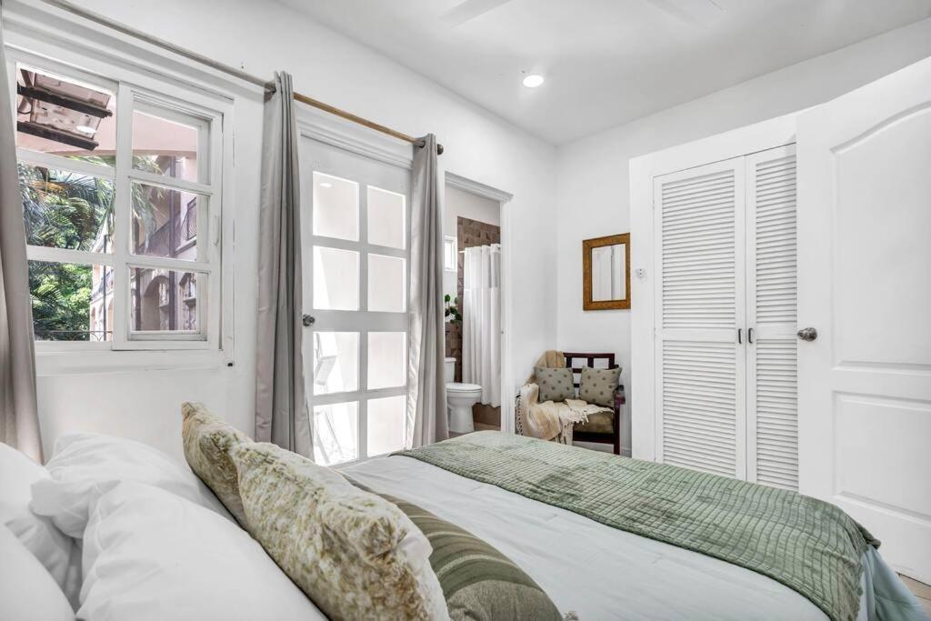 VVI8 3 Bdrm Condo with King Bed in Centre of Town