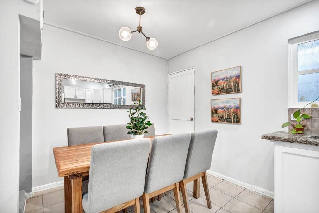VVI8 3 Bdrm Condo with King Bed in Centre of Town