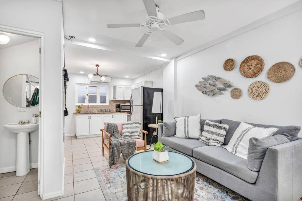 VVI8 3 Bdrm Condo with King Bed in Centre of Town