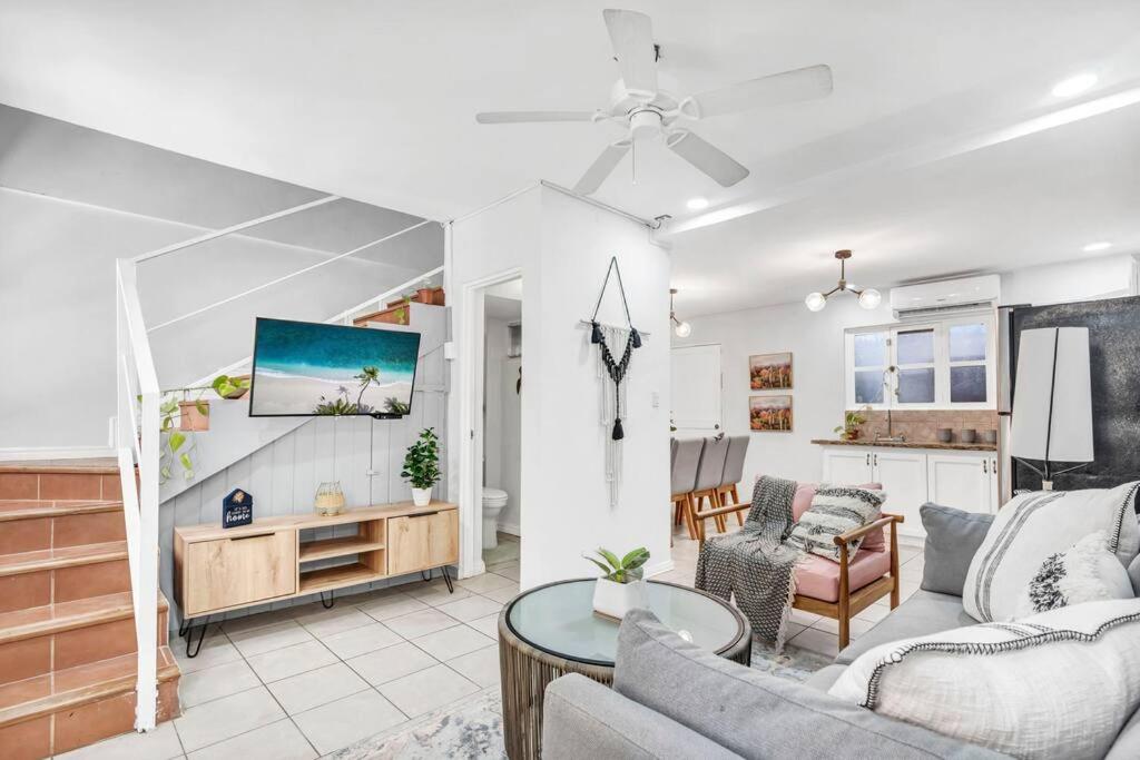 VVI8 3 Bdrm Condo with King Bed in Centre of Town
