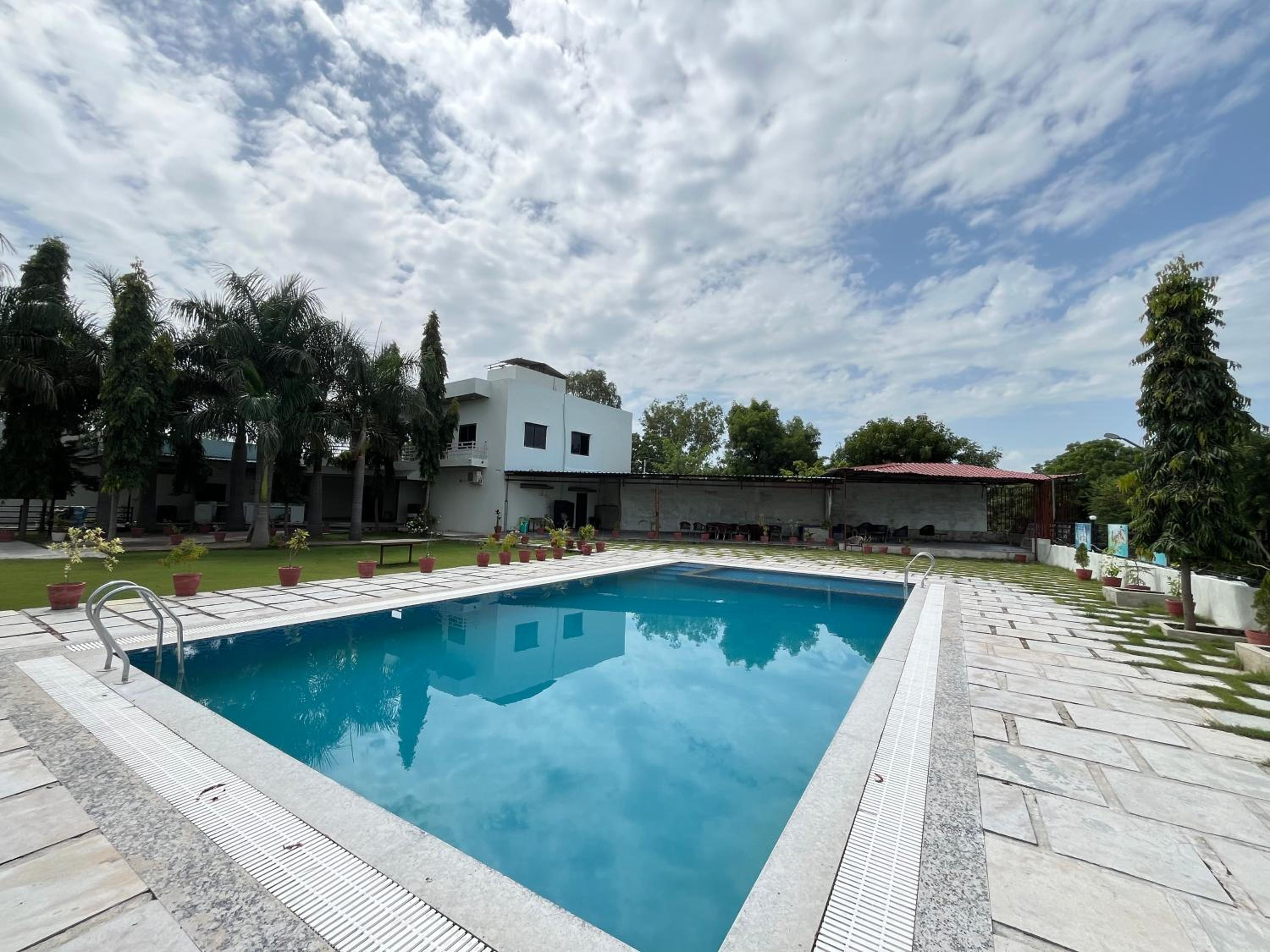 Shree Dwarkesh Resort I waterpark & SPA Shreenathji