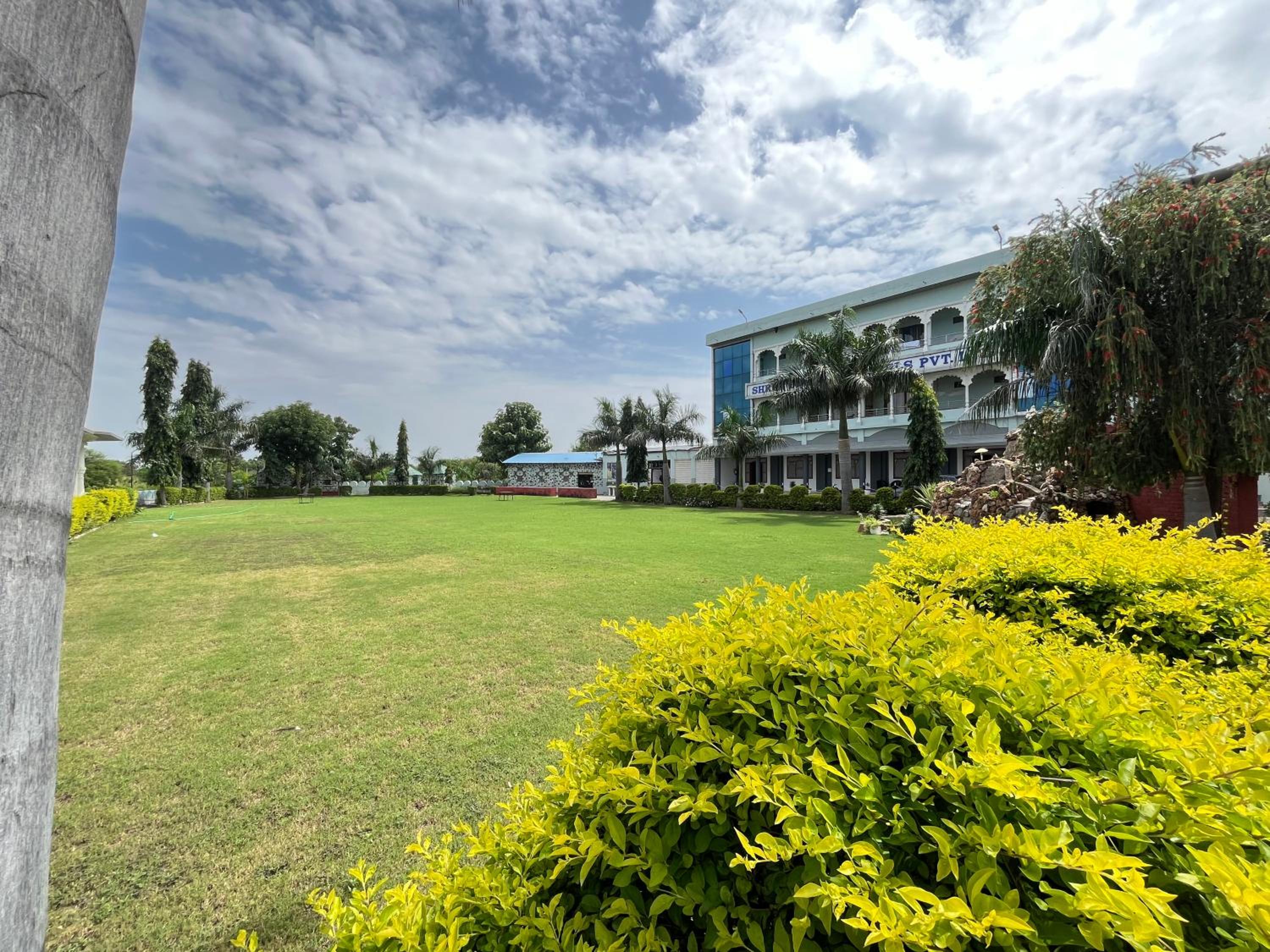 Shree Dwarkesh Resort I waterpark & SPA Shreenathji