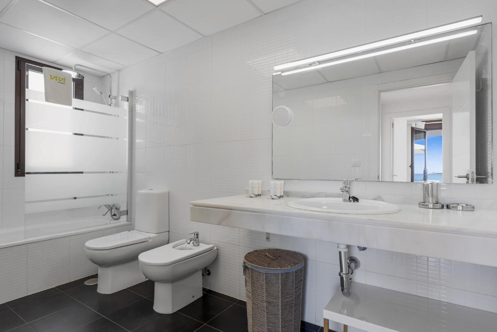 ViVi Homes - Casa Skye Pool, Terrace & Sea View