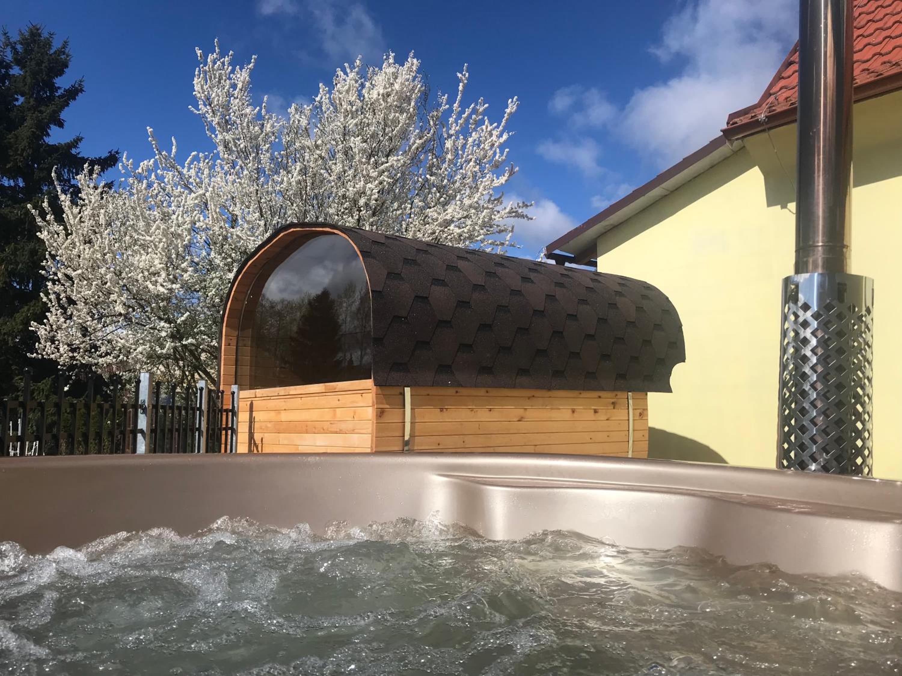 Vířivka a sauna na pokoji,nebo na vlastní terase - Farma u Příbrami